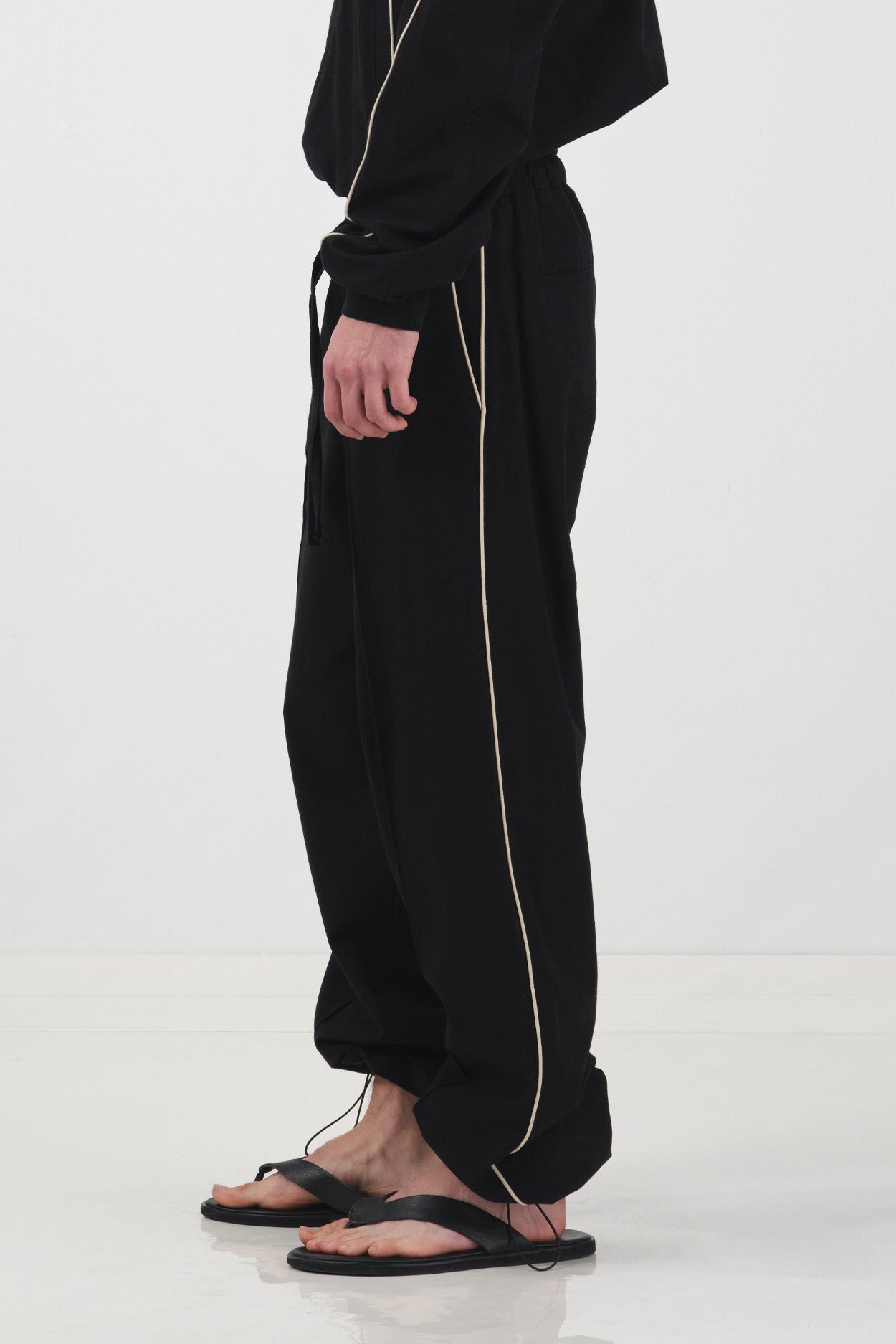 BİYELİ KETEN SİYAH JOGGER PANTOLON