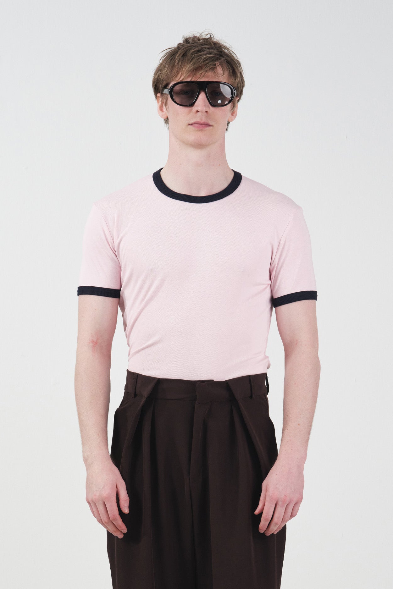 KONTRAST DETAYLI BİSİKLET YAKA PEMBE T-SHIRT