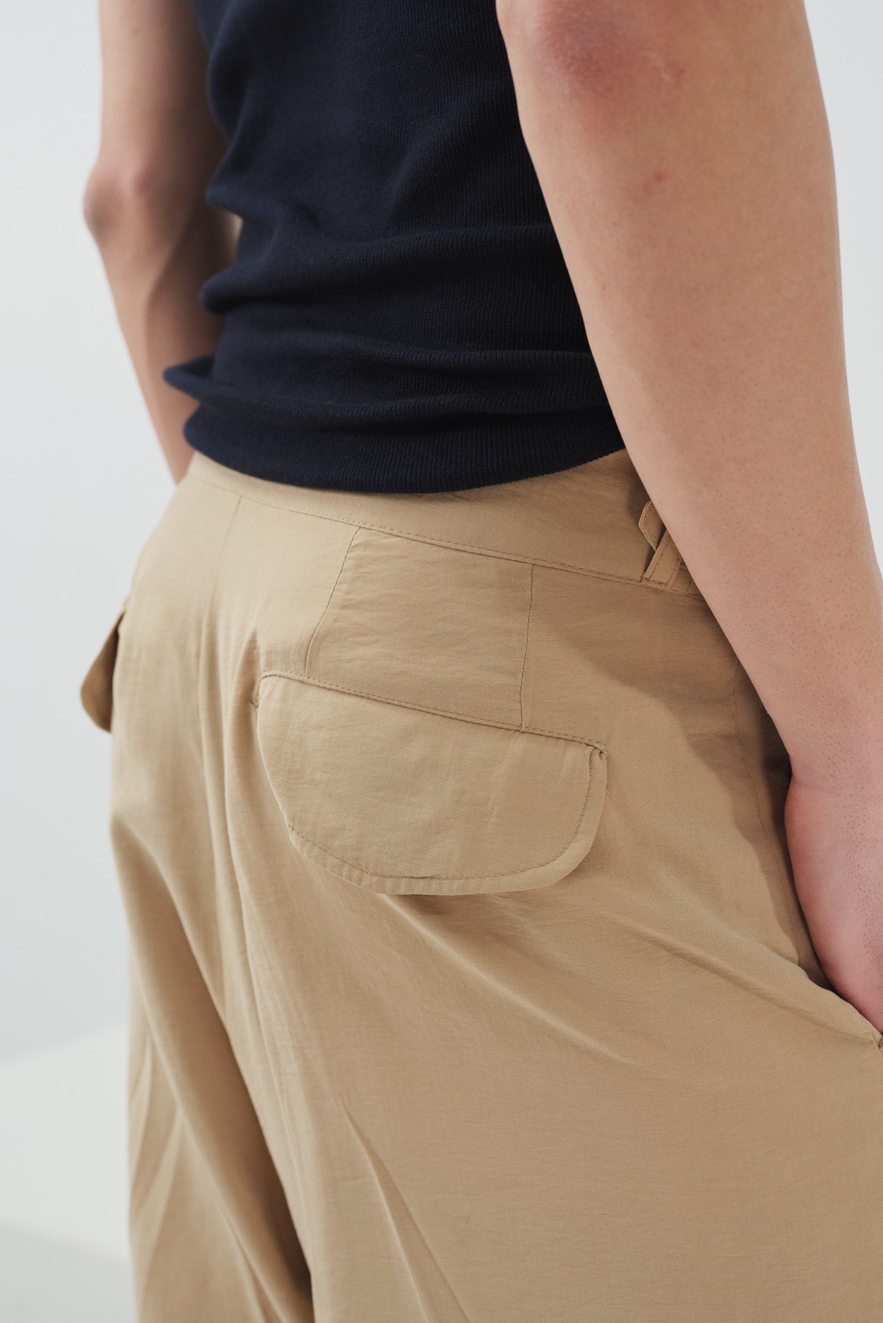 ÇİFT KEMER DETAYLI PİLİLİ BEJ MODAL PANTOLON