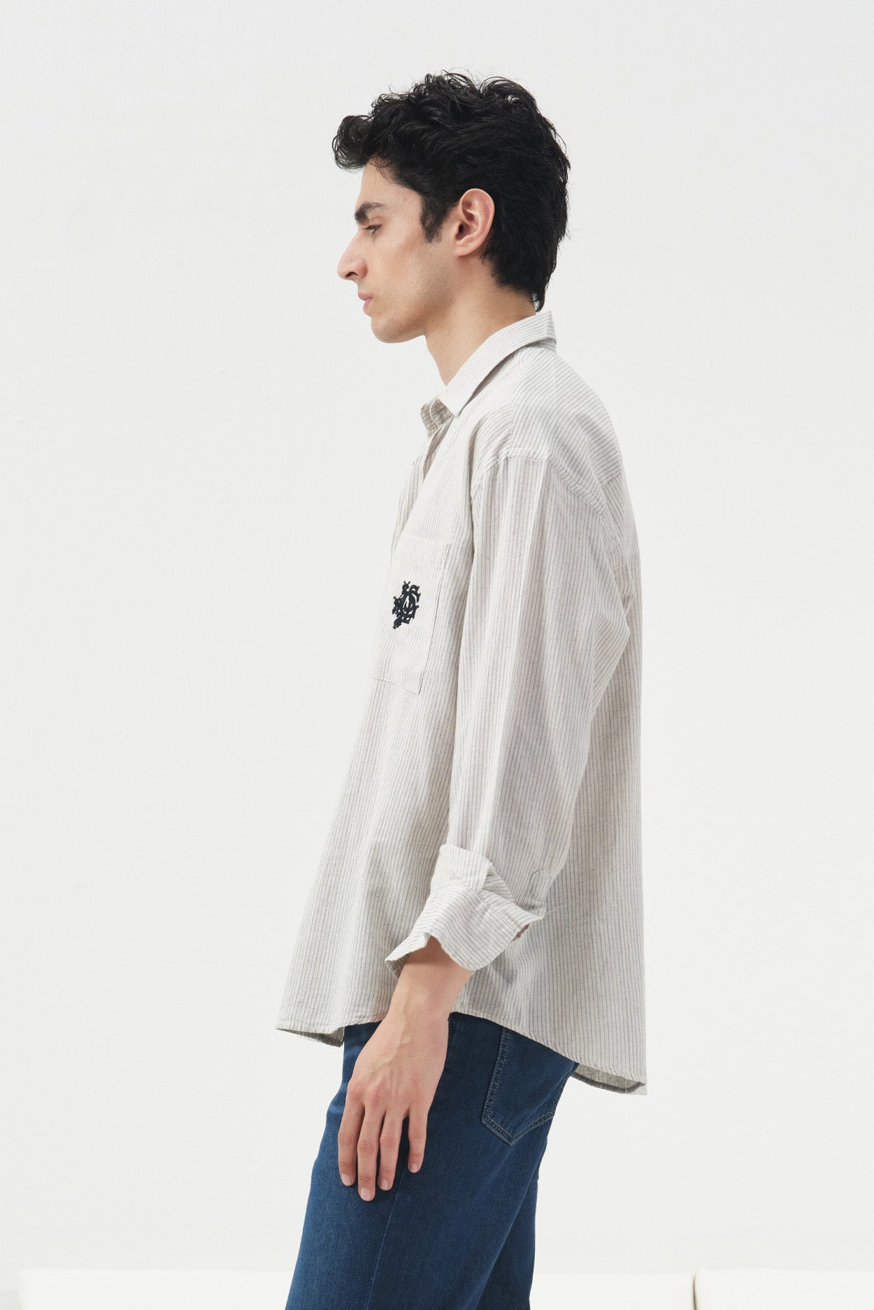 NAKIŞ VE CEP DETAYLI ÇİZGİLİ MAVİ KETEN GÖMLEK