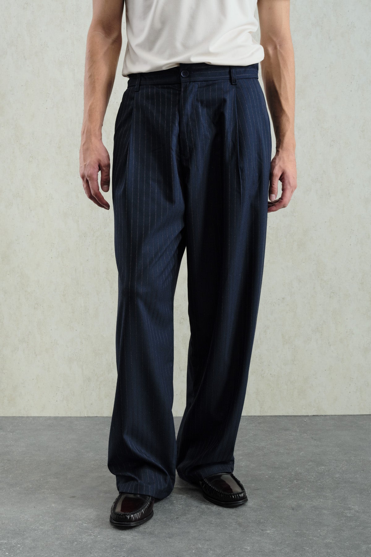 STRIPED CLASSIC PLEATED NAVY TROUSERS