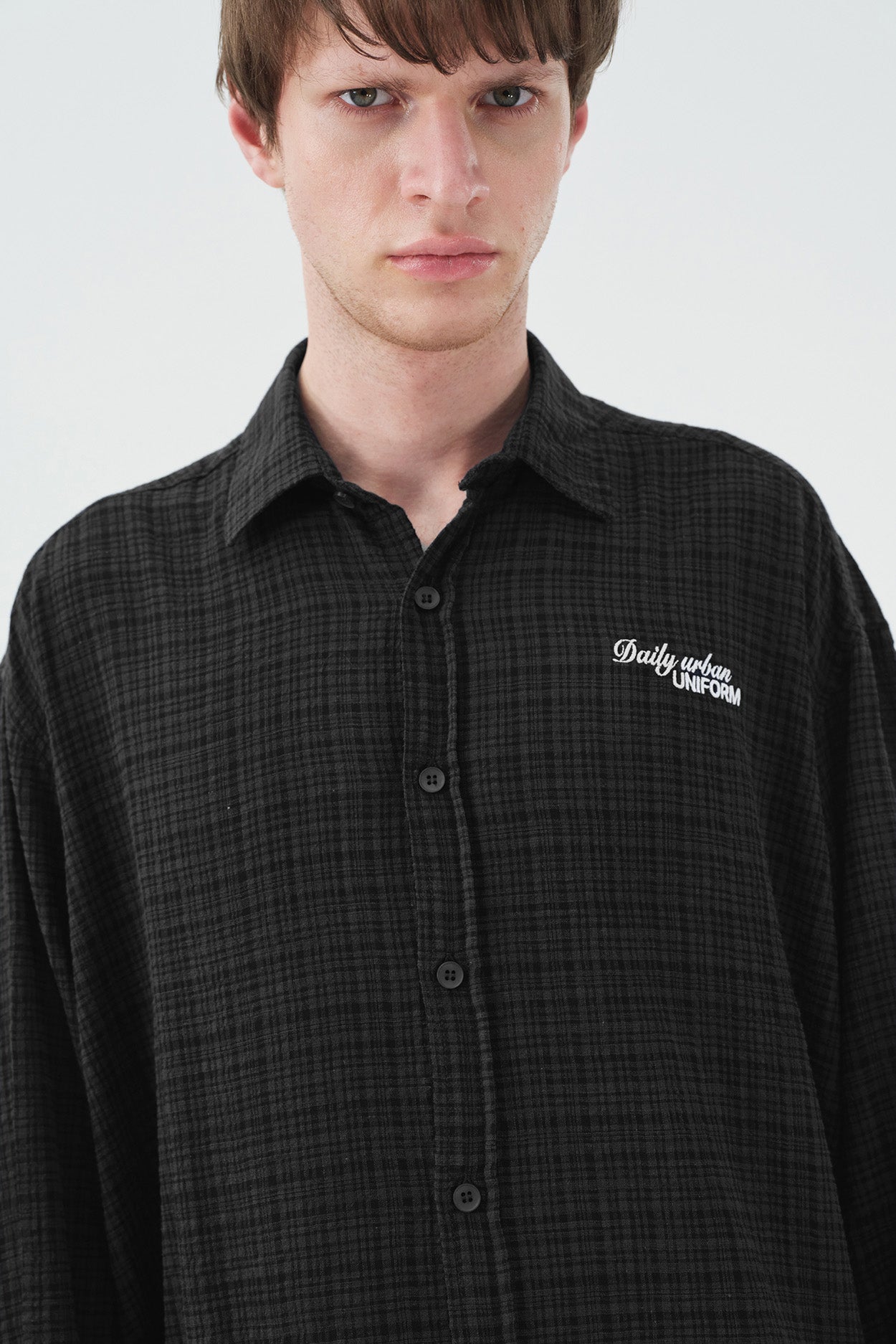 DÖKÜMLÜ RAHAT KESİM SİYAH KARELİ GÖMLEK