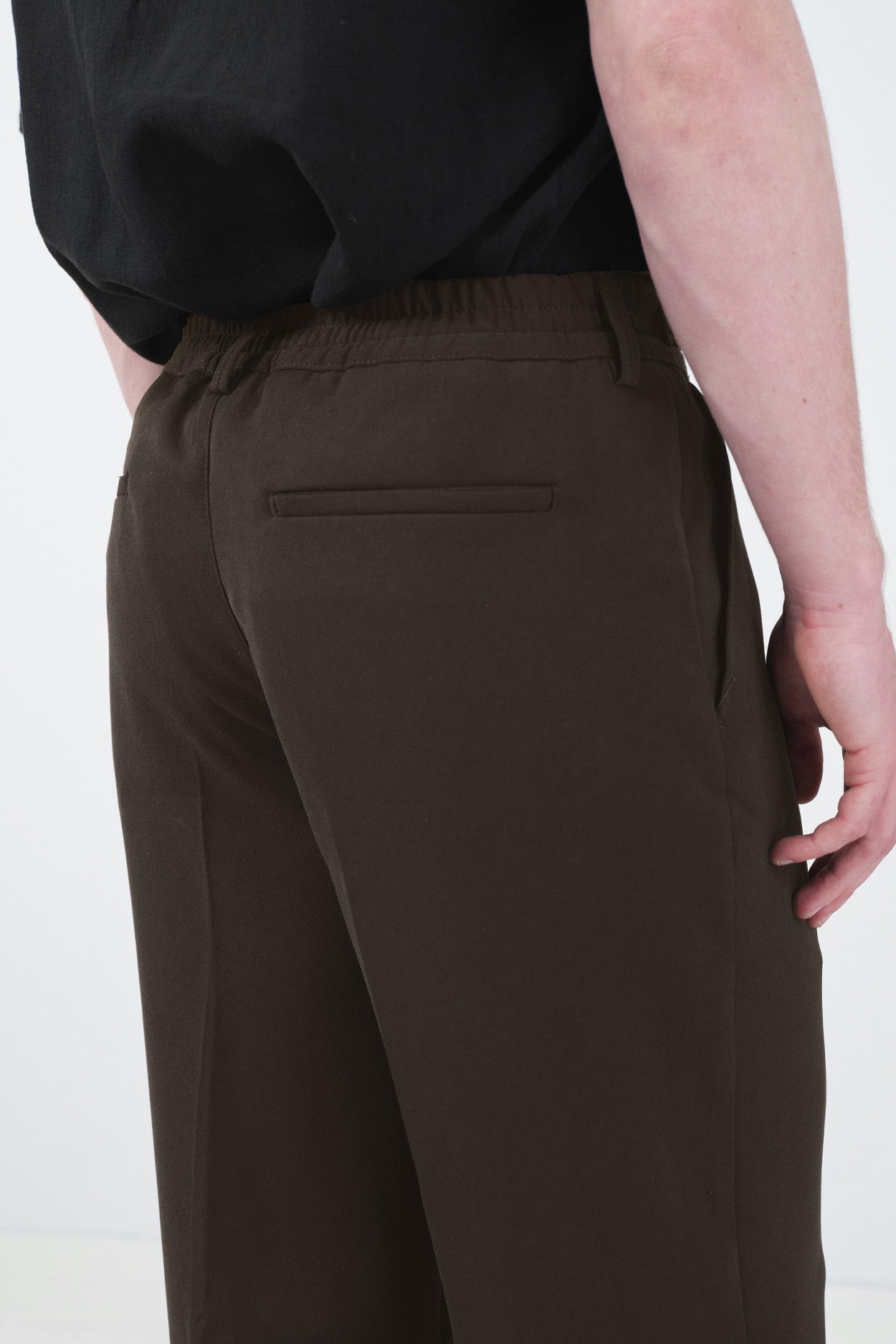 DOKULU İNCE KEMERLİ KAHVERENGİ PİLİLİ PANTOLON