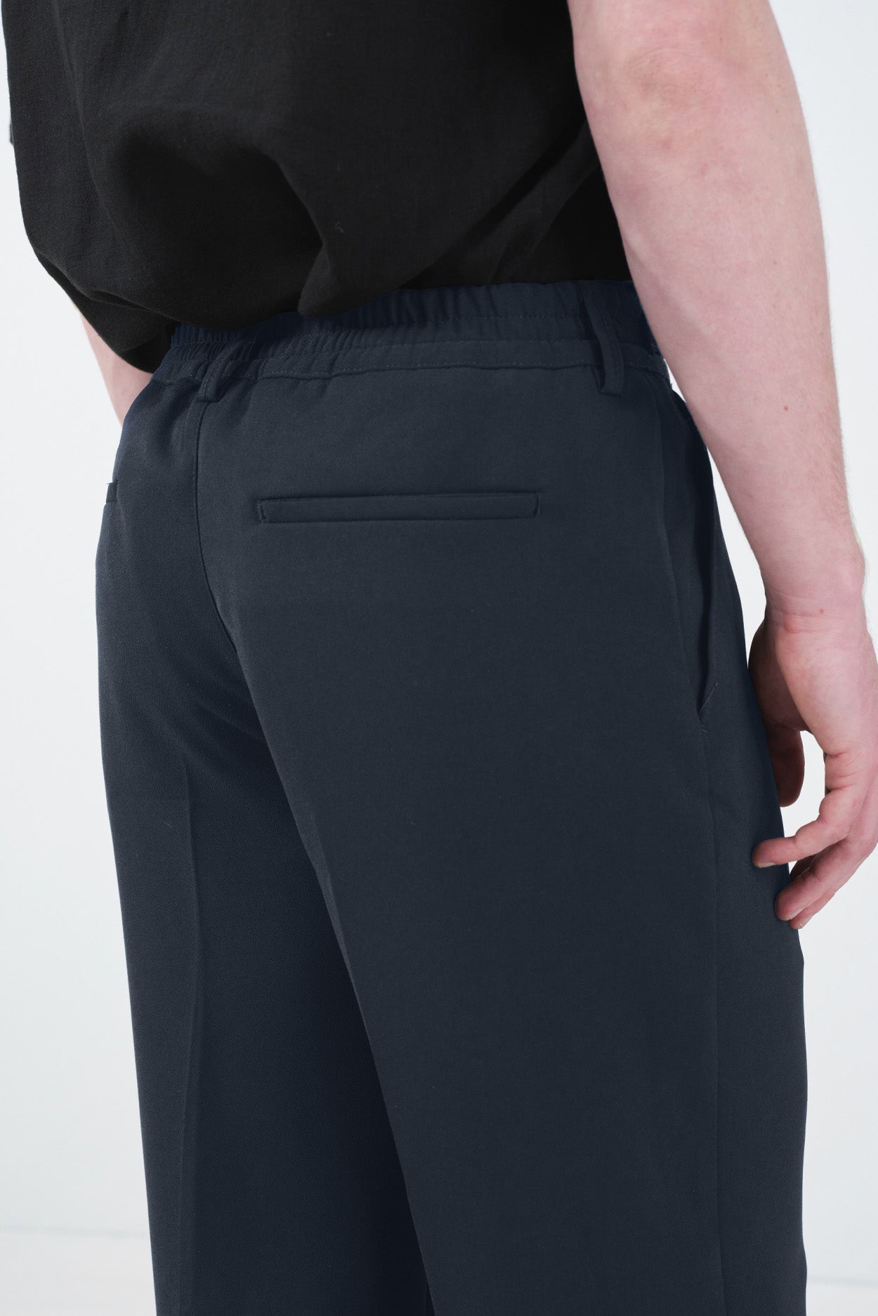 DOKULU İNCE KEMERLİ LACİVERT PİLİLİ PANTOLON