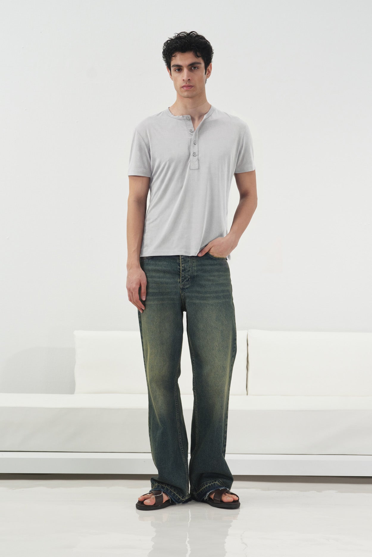 YARIM PATLI BEYAZ T-SHIRT