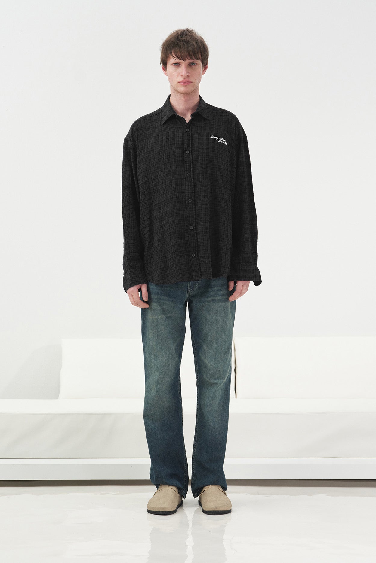 DÖKÜMLÜ RAHAT KESİM SİYAH KARELİ GÖMLEK