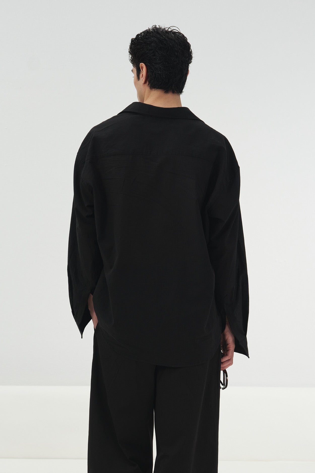 YAKASI İPLE DÖKÜMLÜ SİYAH VUAL GÖMLEK