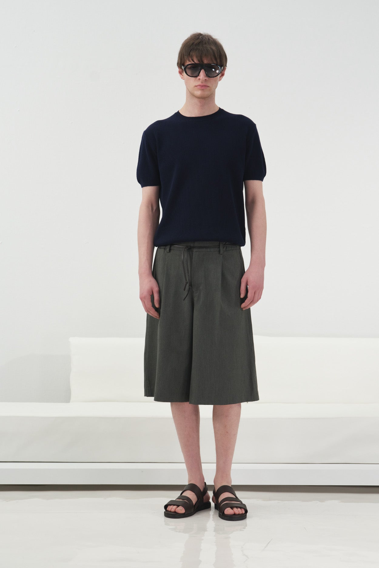 KLASİK PİLİLİ DERİ KEMERLİ ANTRASİT ŞORT