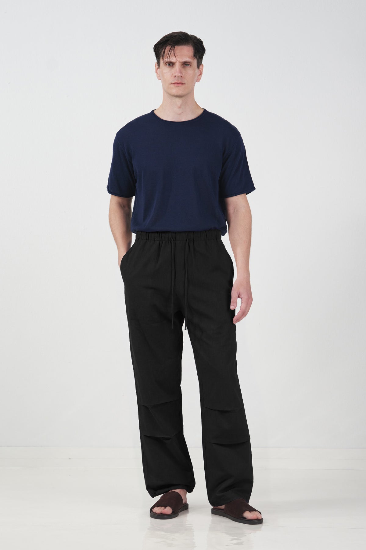 REGULAR FIT BASKILI SİYAH TENSEL PANTOLON