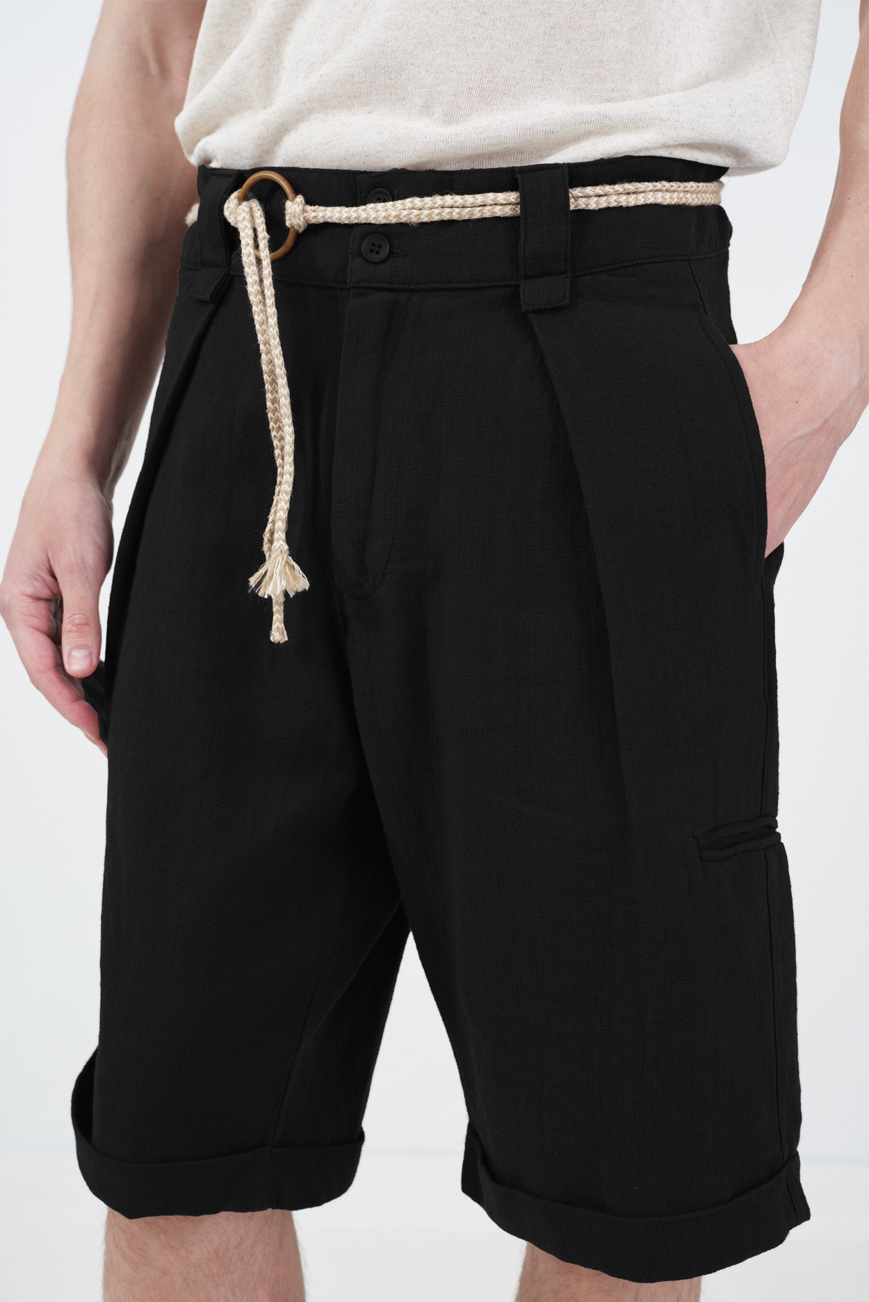 BLACK LINEN SHORTS WITH POCKETS