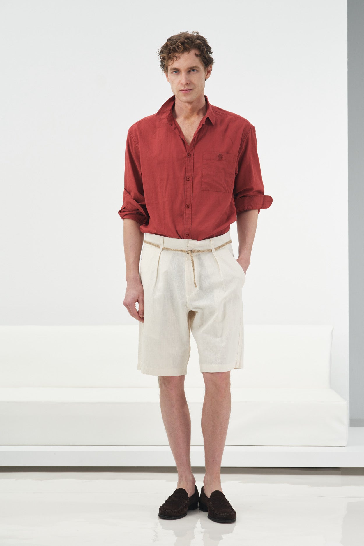 PLEATED BEIGE LINEN SHORTS WITH STRAW BELT