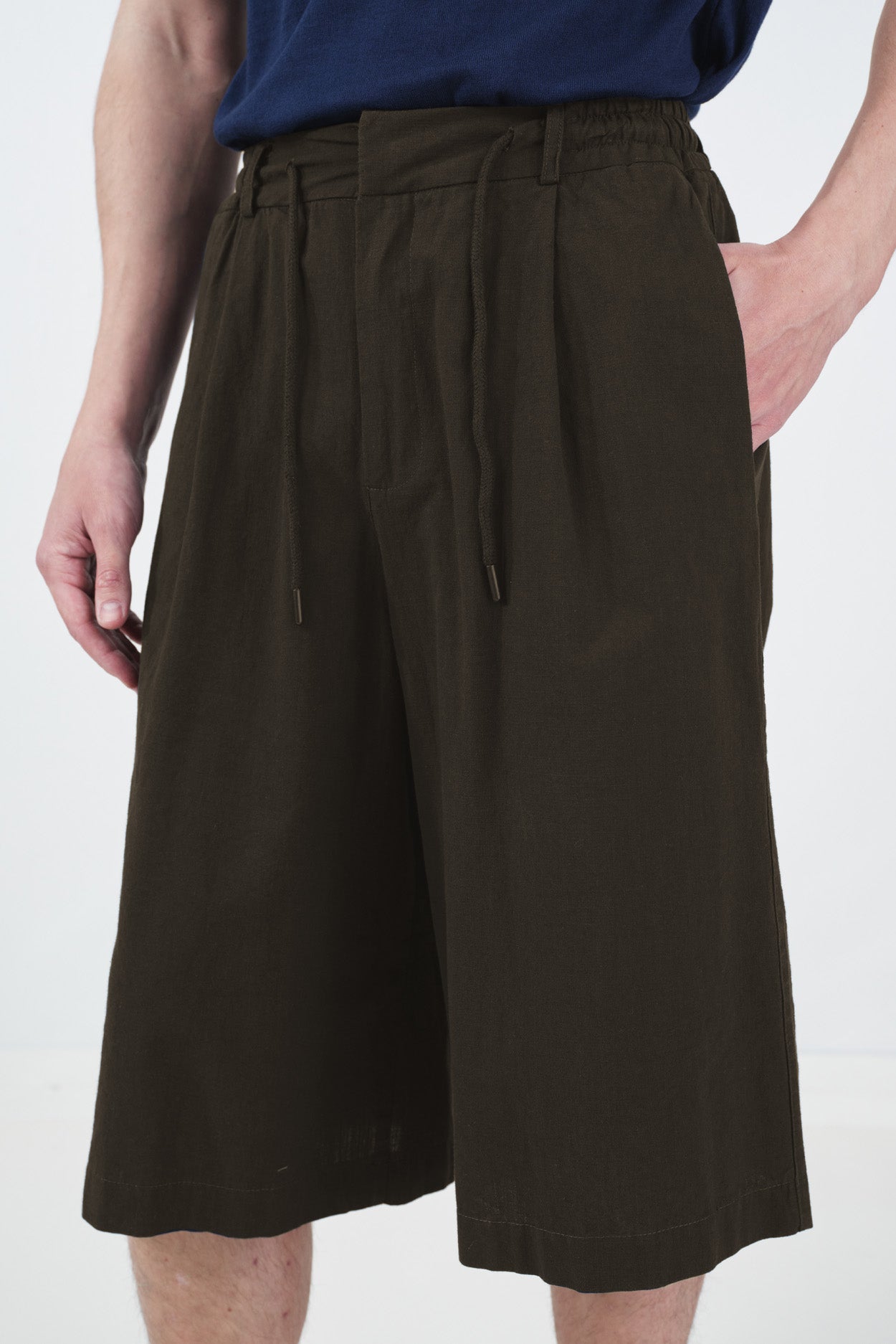 LACED BROWN LINEN SHORTS