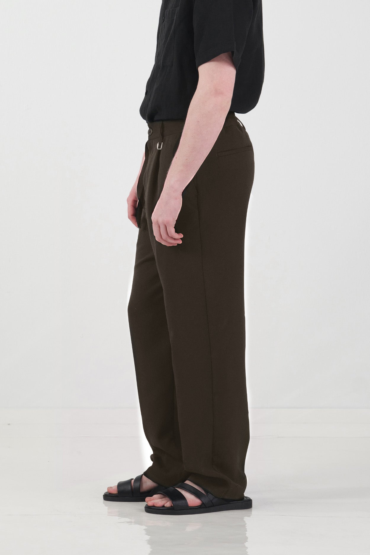 DOKULU İNCE KEMERLİ KAHVERENGİ PİLİLİ PANTOLON