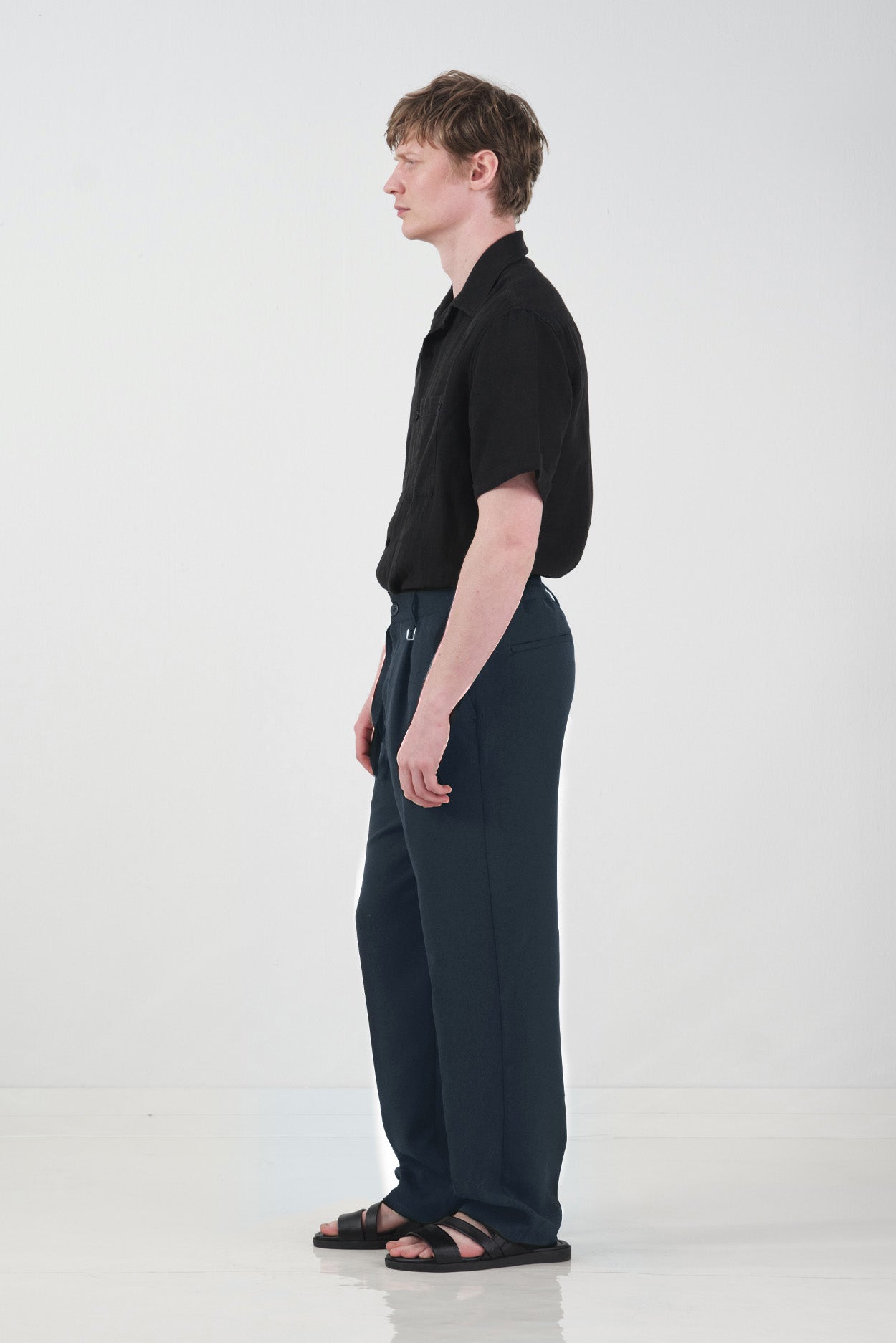 DOKULU İNCE KEMERLİ LACİVERT PİLİLİ PANTOLON