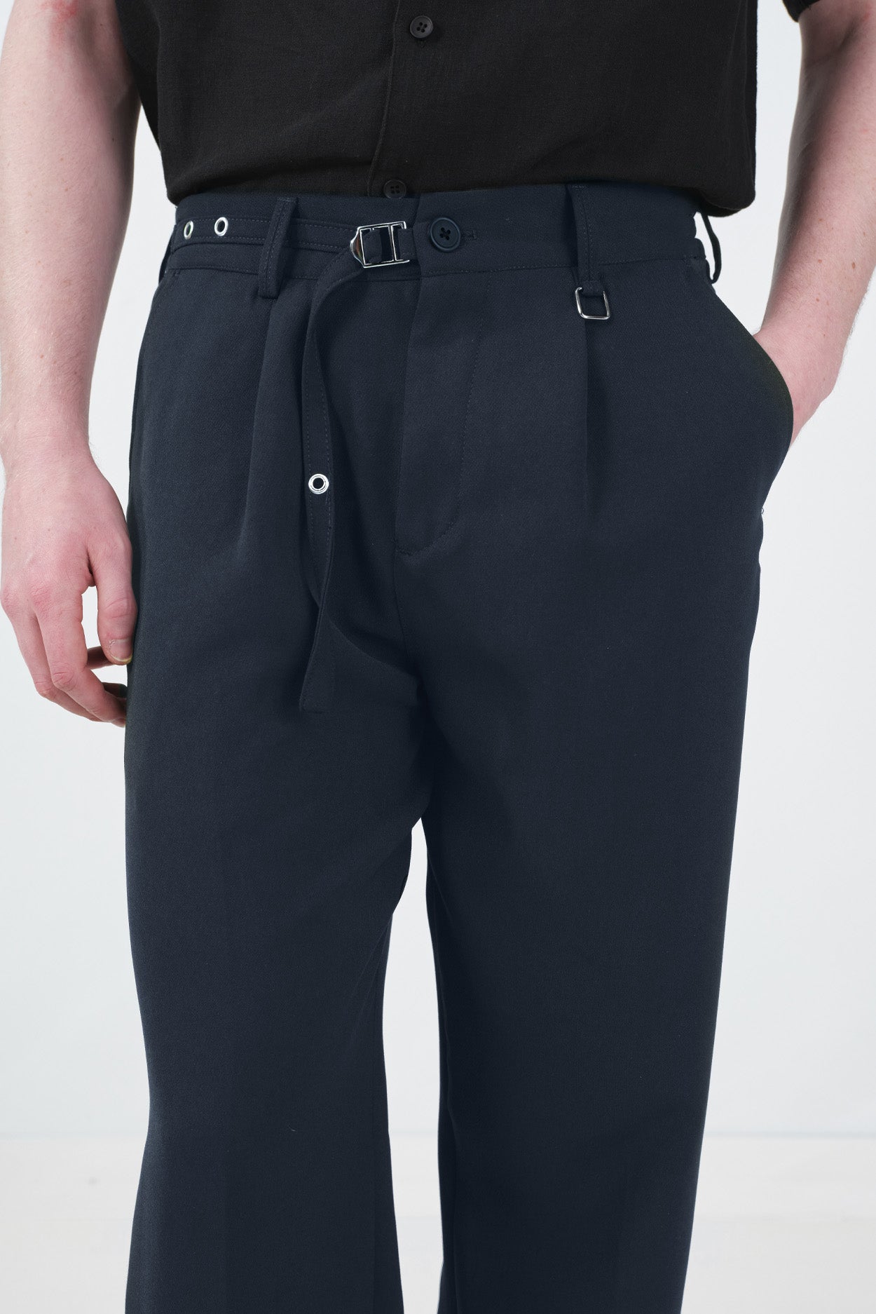 DOKULU İNCE KEMERLİ LACİVERT PİLİLİ PANTOLON