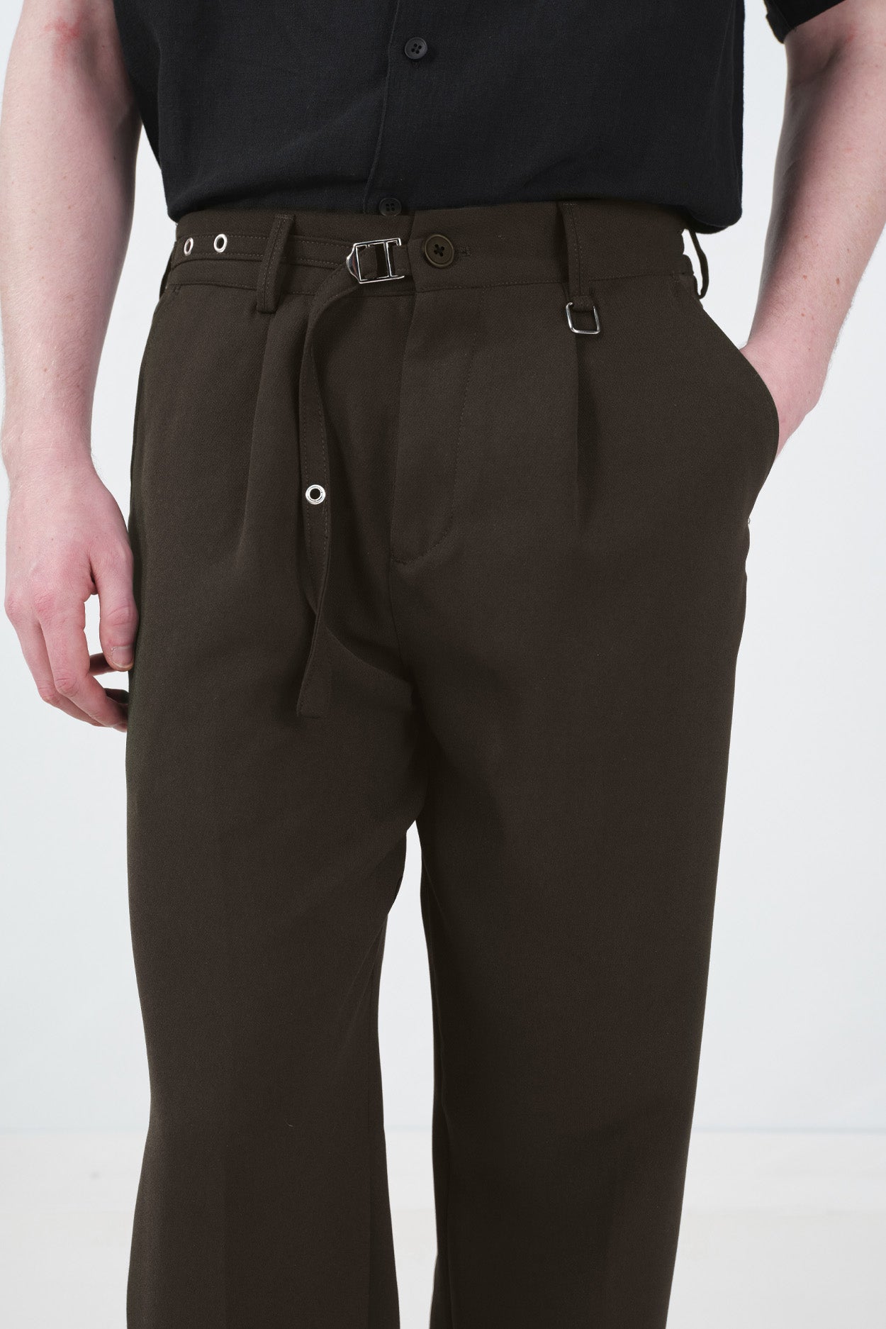 DOKULU İNCE KEMERLİ KAHVERENGİ PİLİLİ PANTOLON