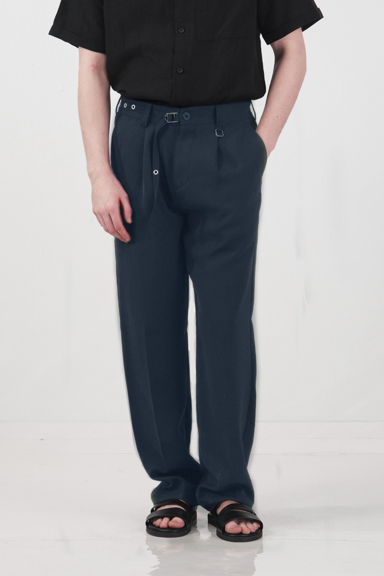 DOKULU İNCE KEMERLİ LACİVERT PİLİLİ PANTOLON