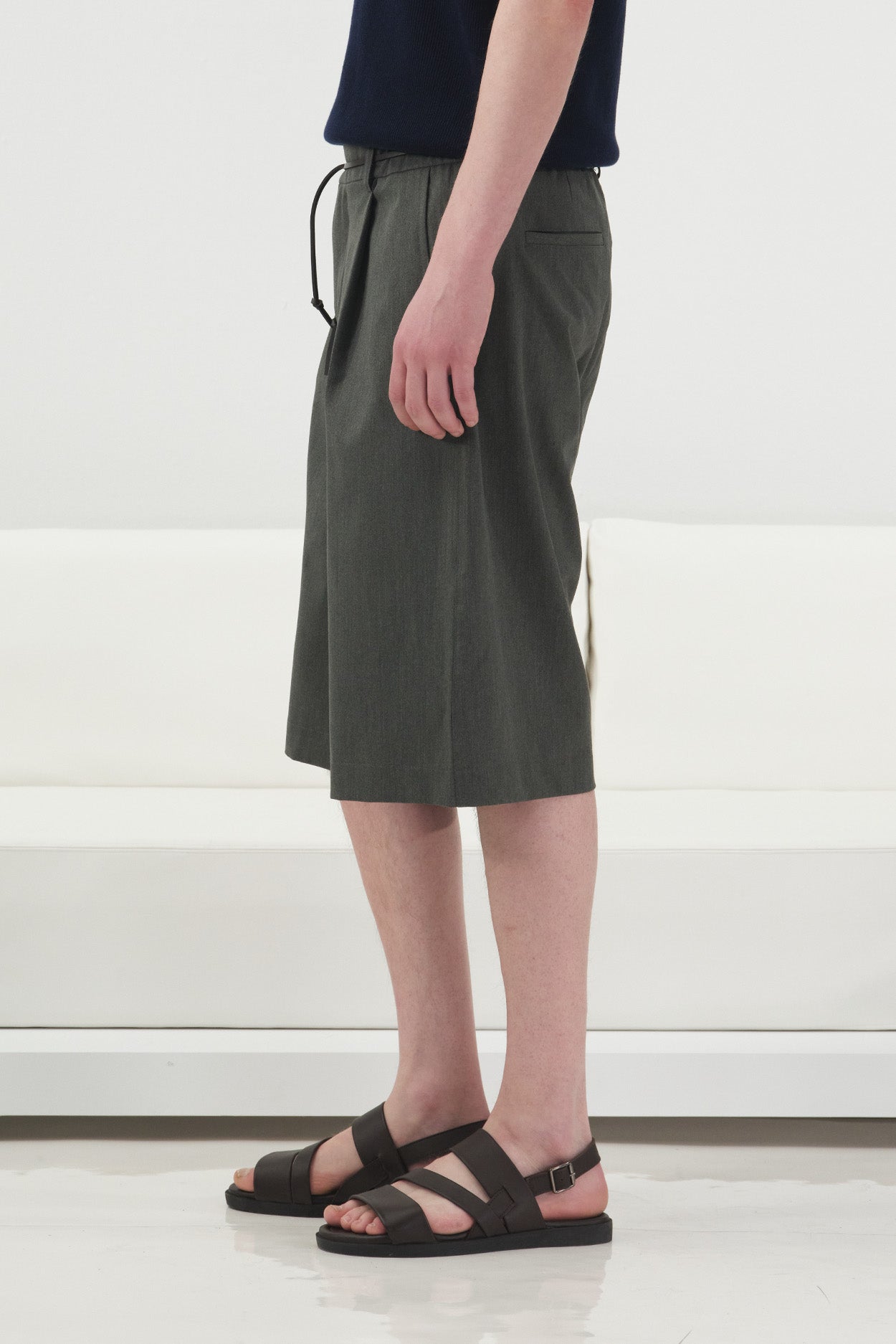 KLASİK PİLİLİ DERİ KEMERLİ ANTRASİT ŞORT