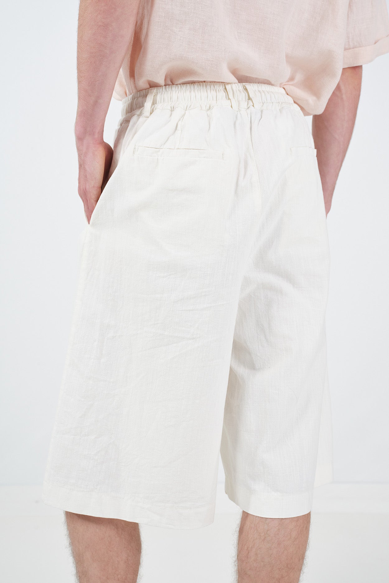 LACE-UP WHITE LINEN SHORTS
