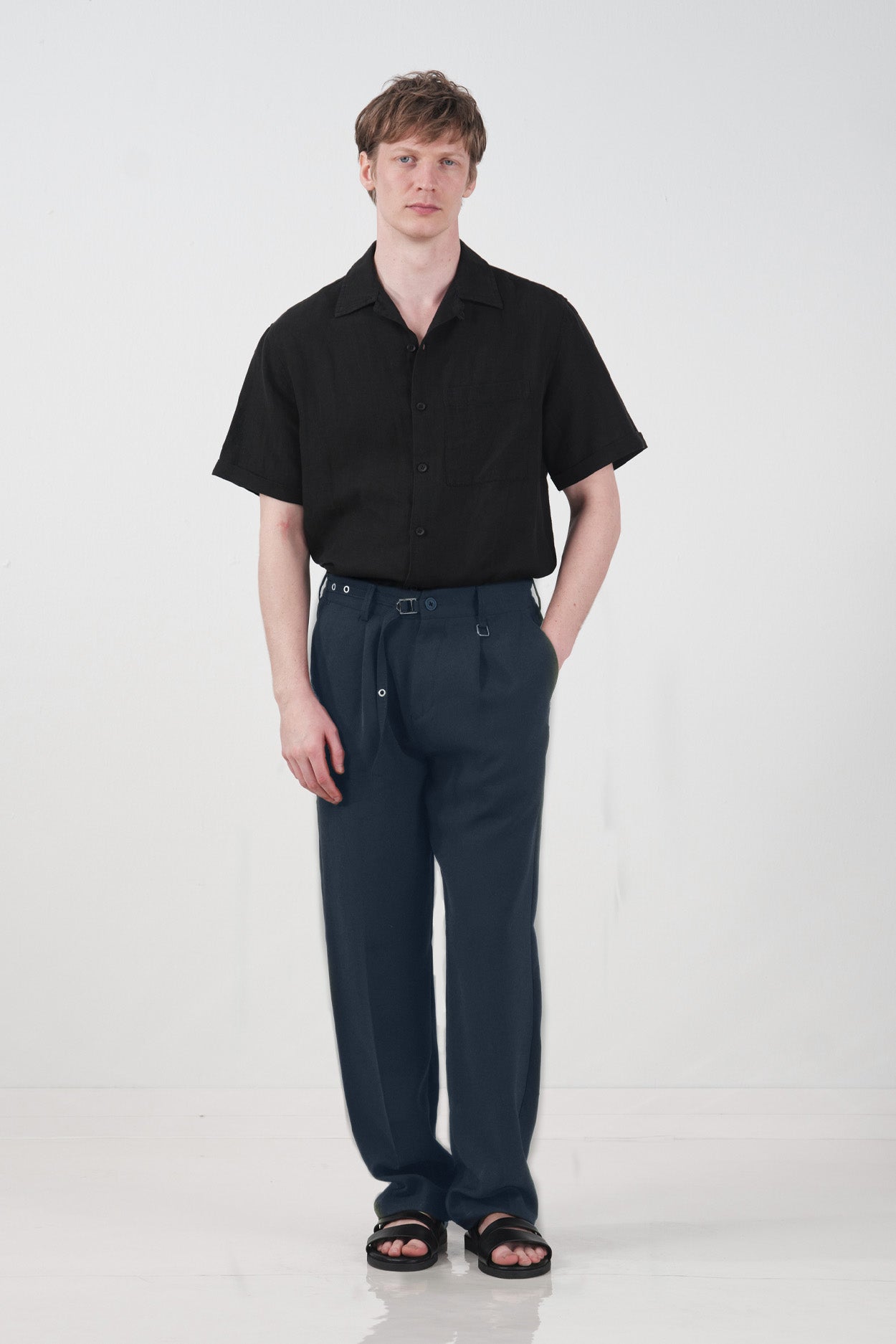 DOKULU İNCE KEMERLİ LACİVERT PİLİLİ PANTOLON