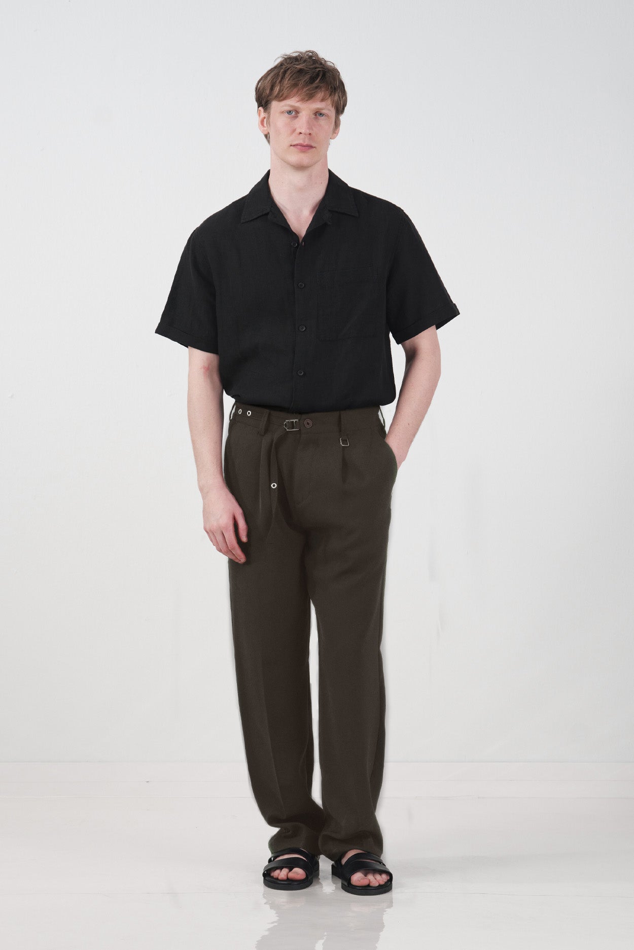 BROWN PLEATED TROUSERS WITH TEXTURED THIN BELT