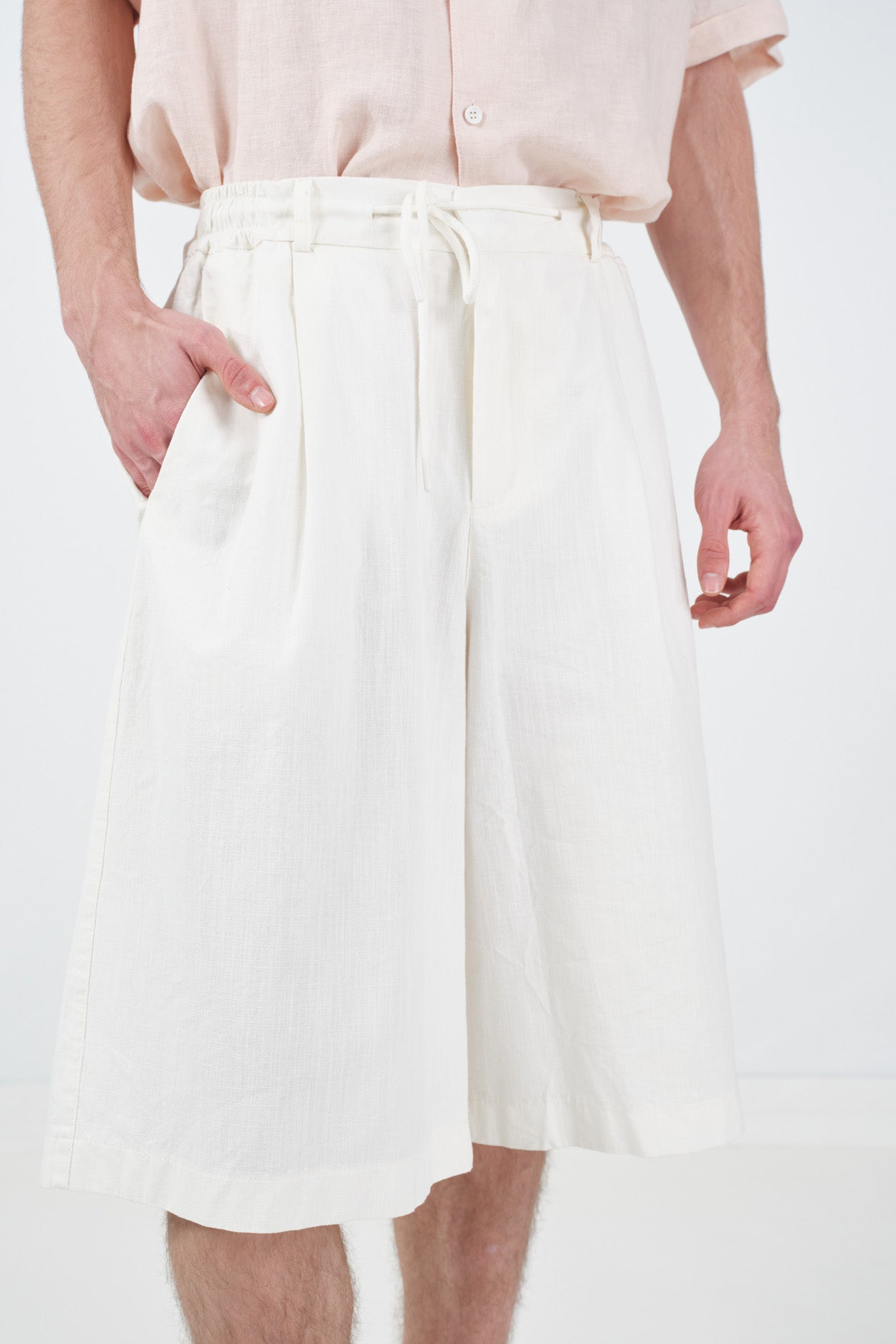 LACE-UP WHITE LINEN SHORTS