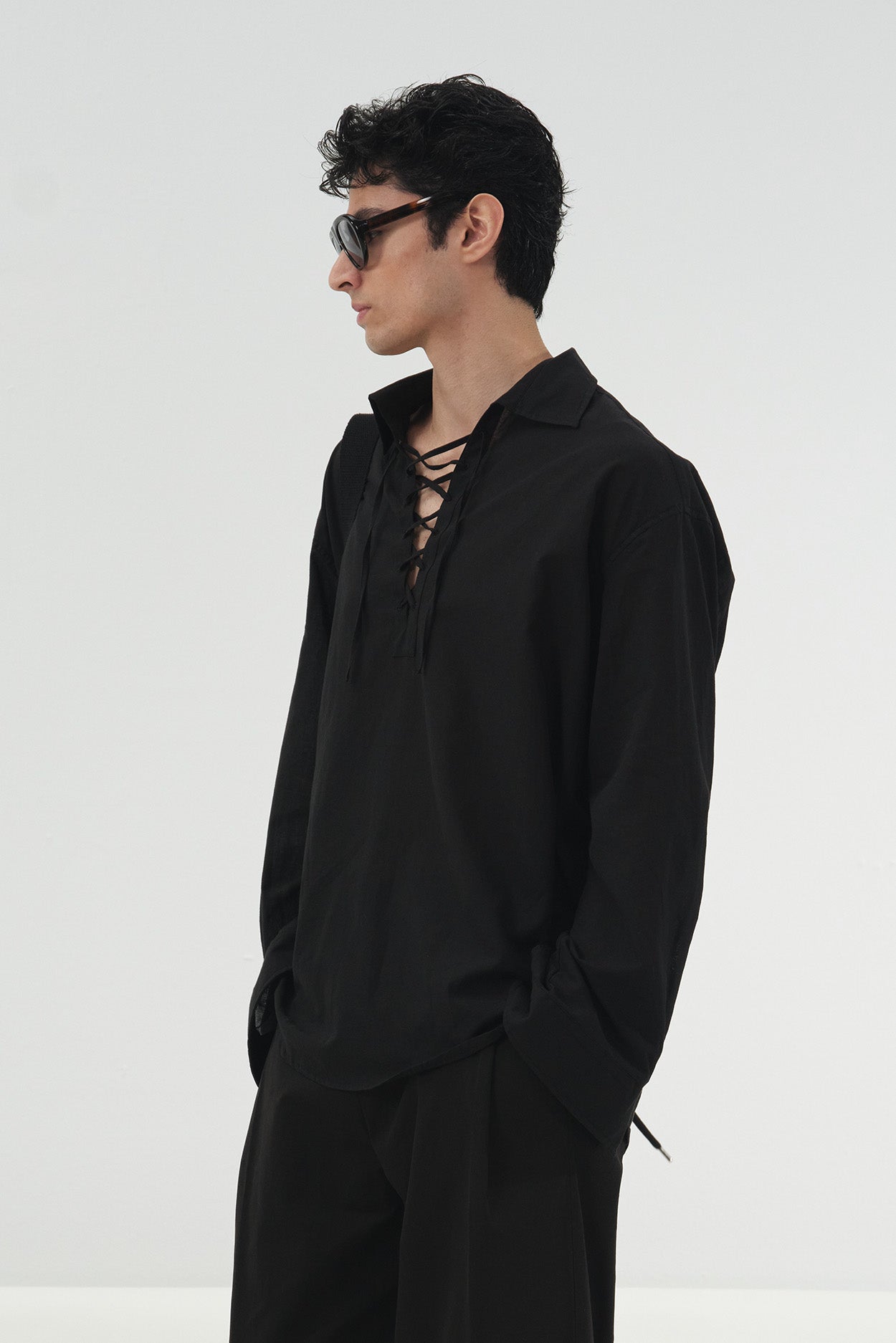 YAKASI İPLE DÖKÜMLÜ SİYAH VUAL GÖMLEK