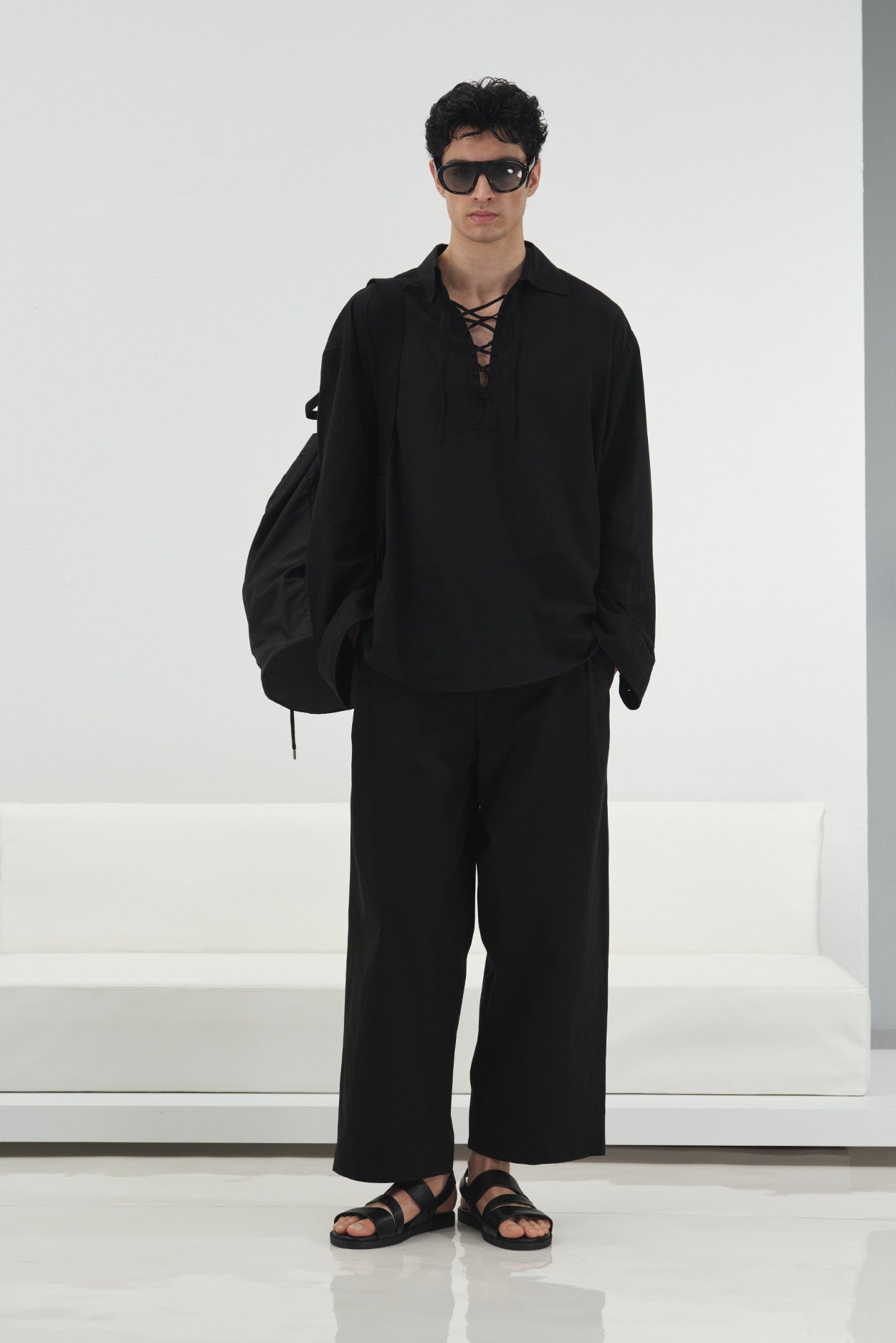 YAKASI İPLE DÖKÜMLÜ SİYAH VUAL GÖMLEK