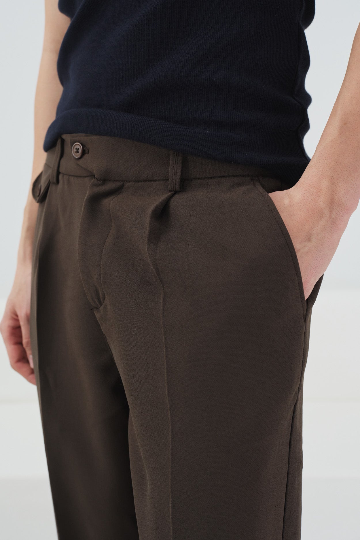 TEXTURED BROWN PLEATED TROUSERS