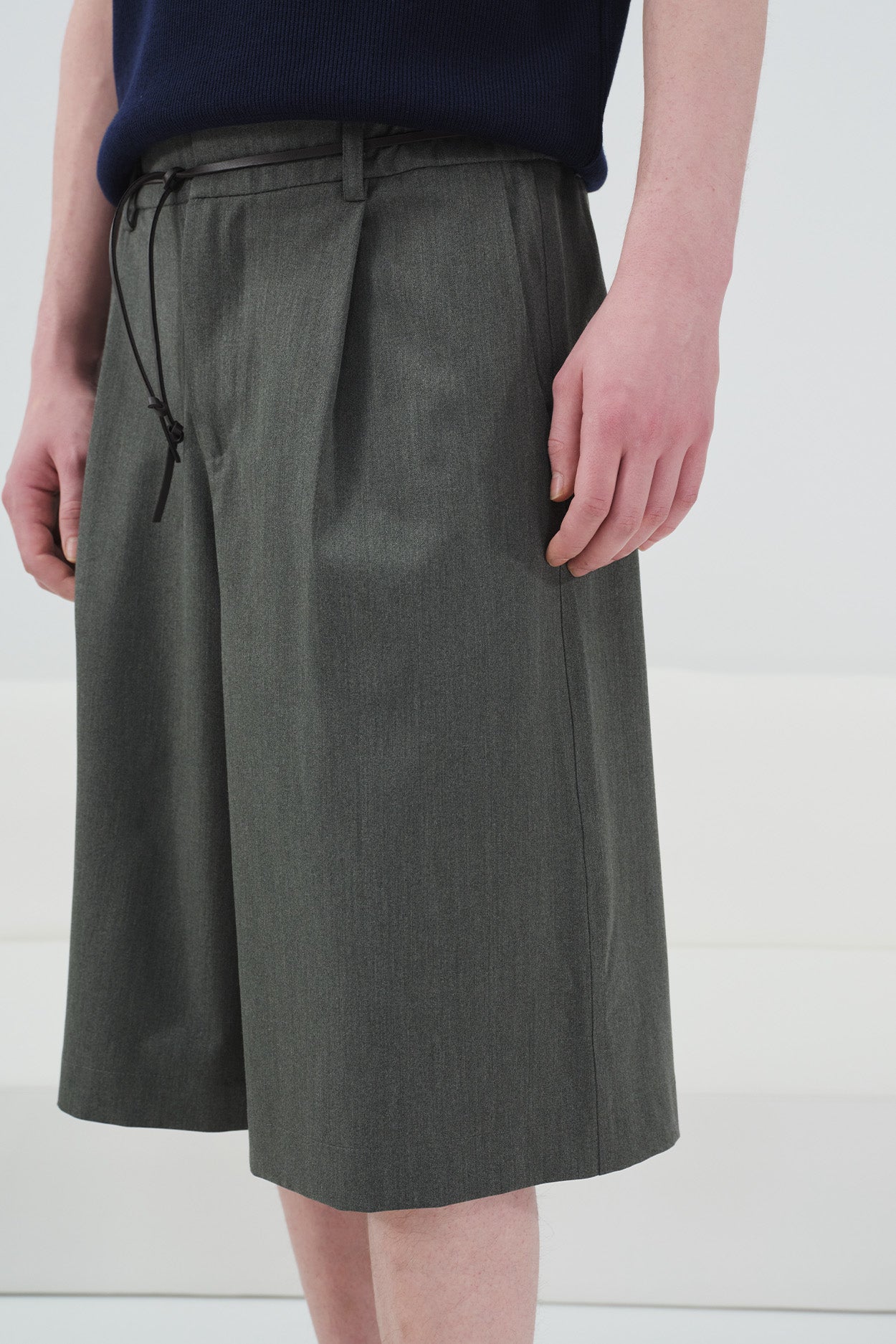 KLASİK PİLİLİ DERİ KEMERLİ ANTRASİT ŞORT