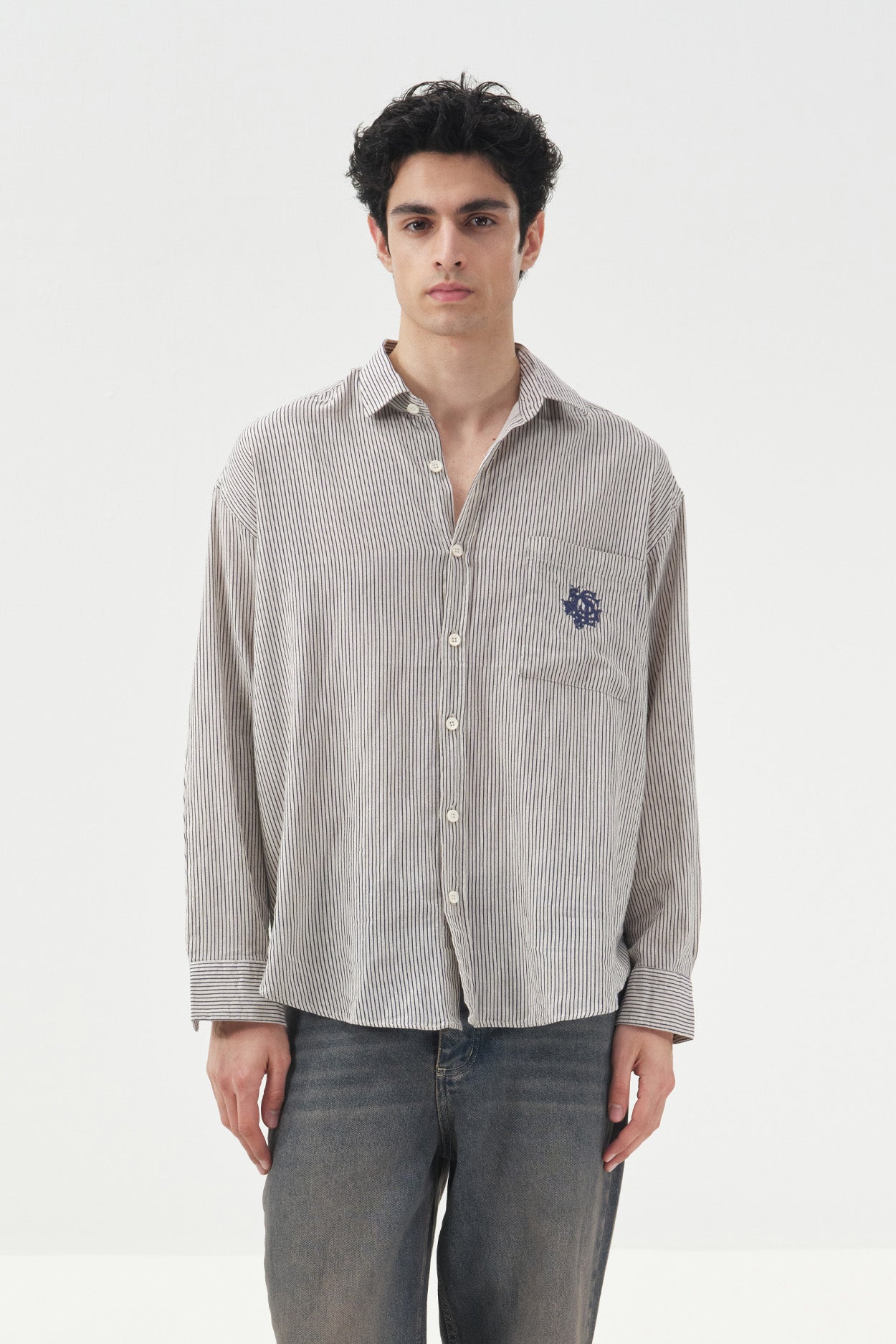 EMBROIDERED AND POCKET DETAIL STRIPED NAVY BLUE LINEN SHIRT