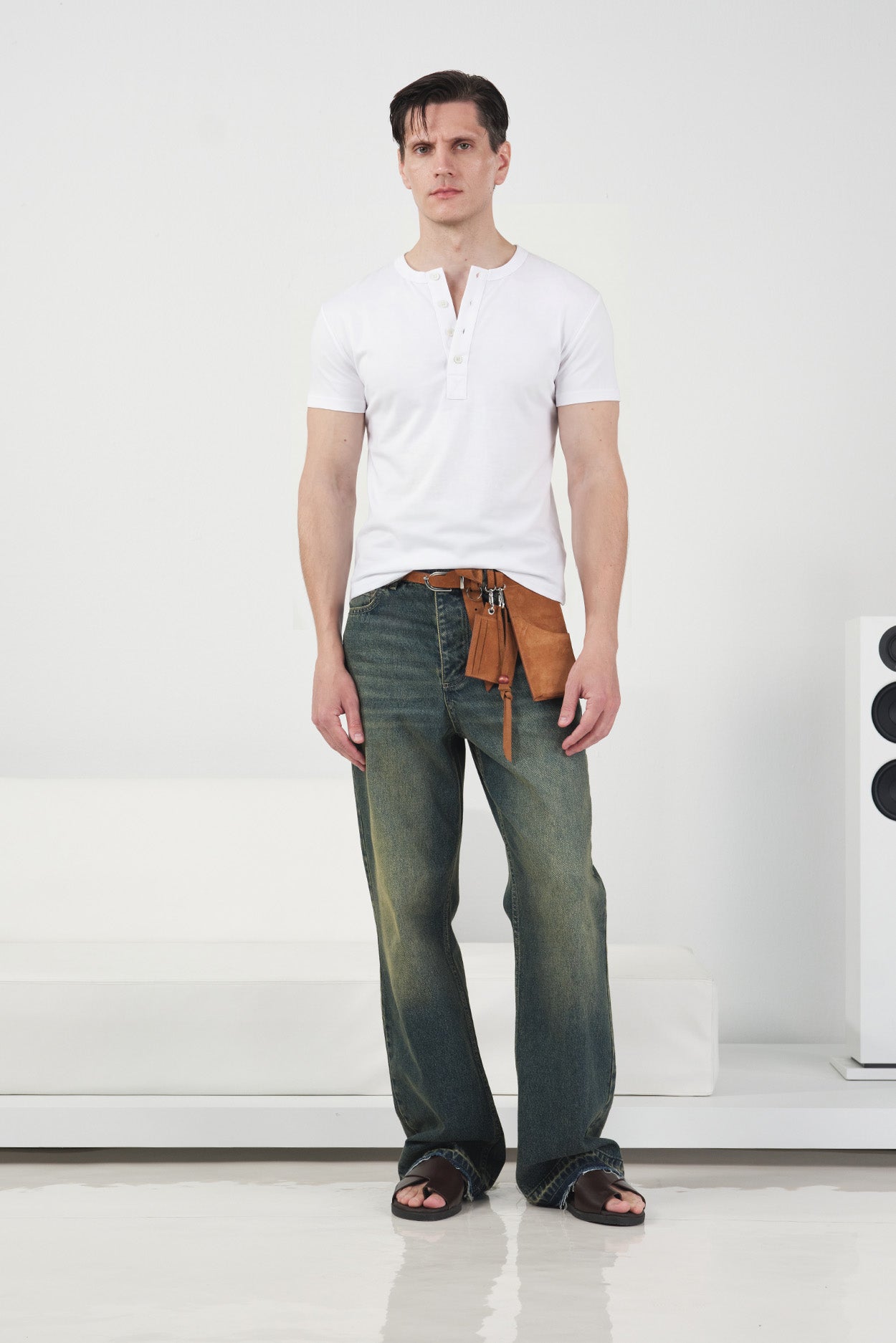 YARIM PATLI DAR KESİM BEYAZ T-SHIRT