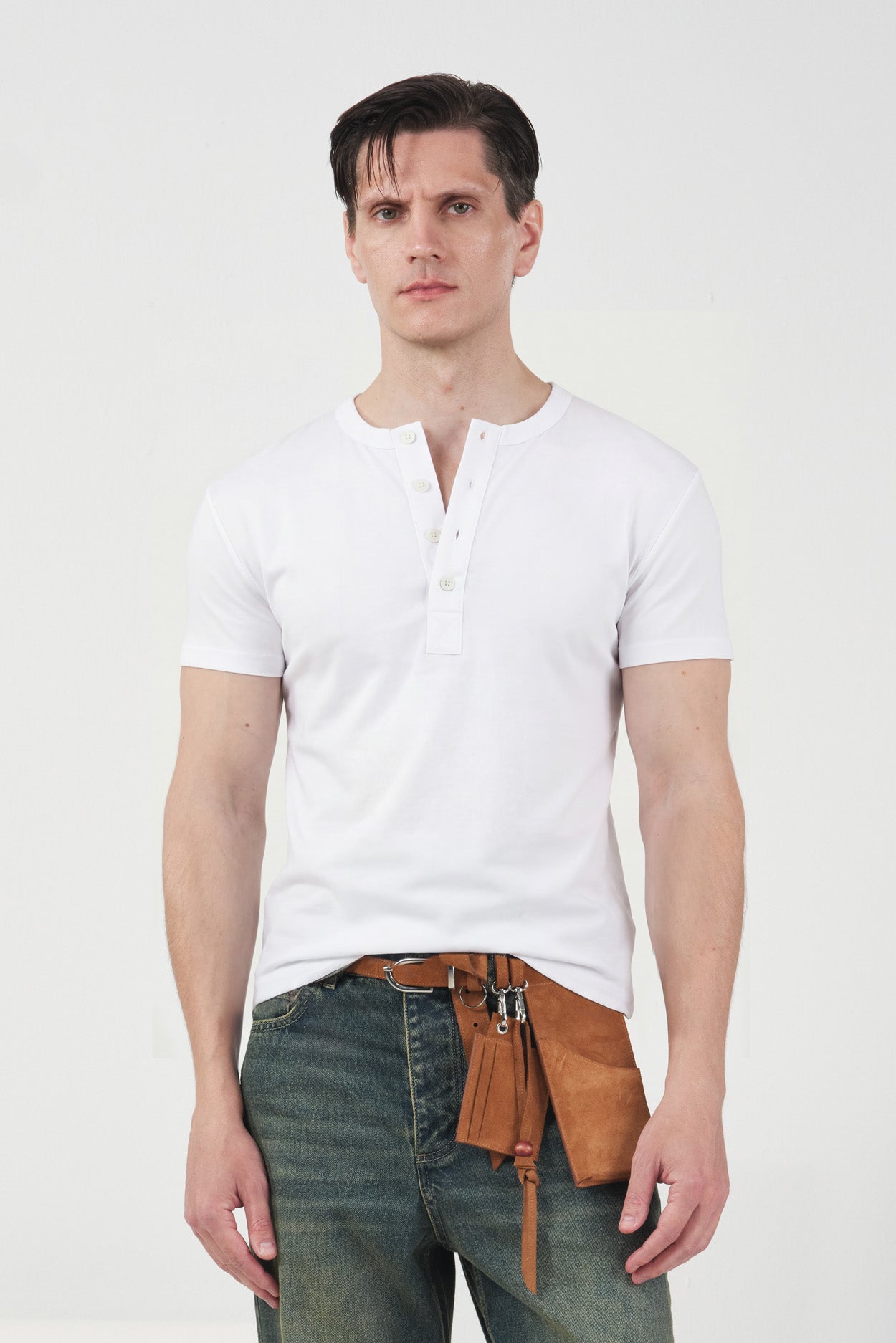 YARIM PATLI DAR KESİM BEYAZ T-SHIRT