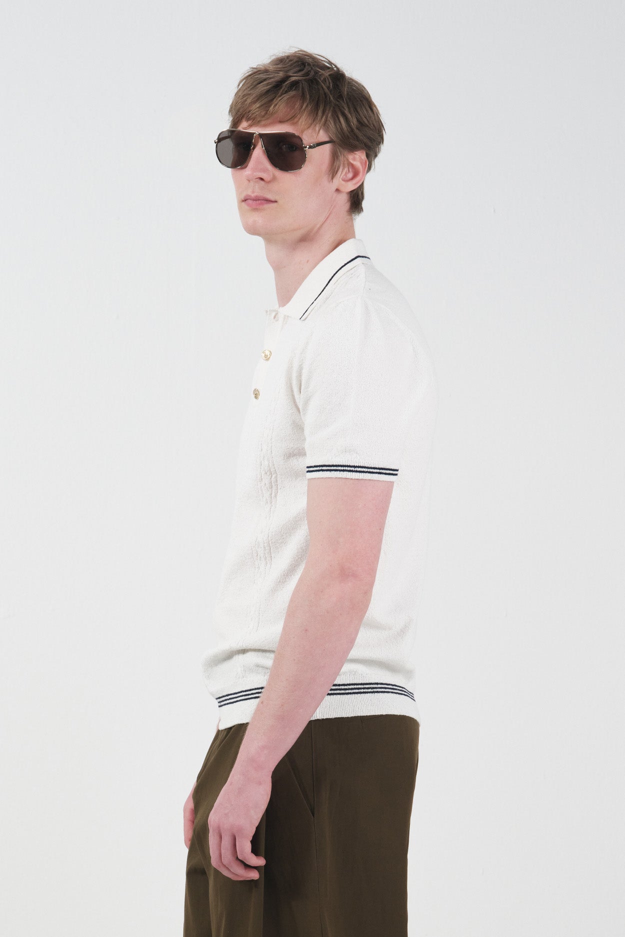 GOLD DÜĞMELİ DOKULU POLO YAKA BEYAZ TRİKO T-SHIRT