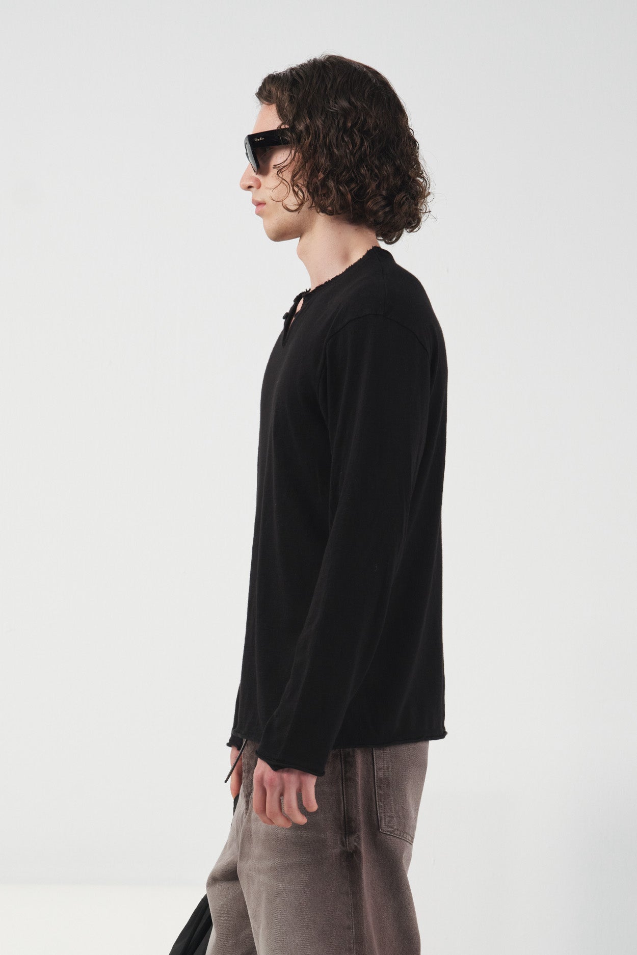 RIBBED LONG-SLEEVED BLACK T-SHIRT