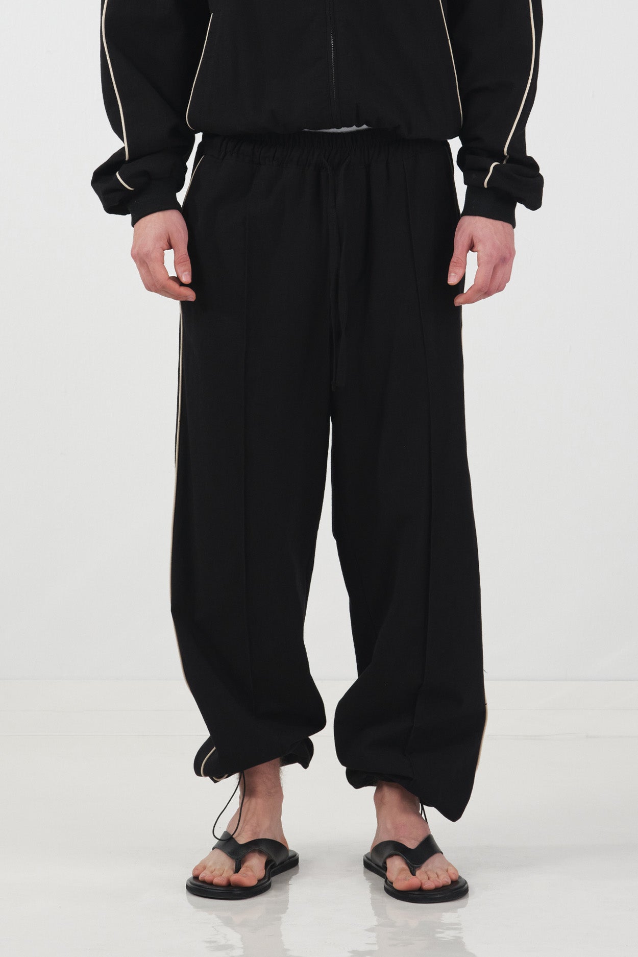 BİYELİ KETEN SİYAH JOGGER PANTOLON