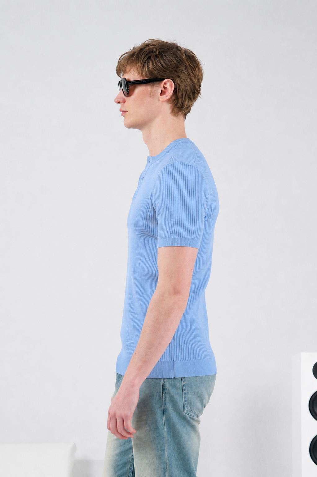 DAR KESİM DÜĞMELİ İNCE FİTİLLİ MAVİ TRİKO T-SHIRT
