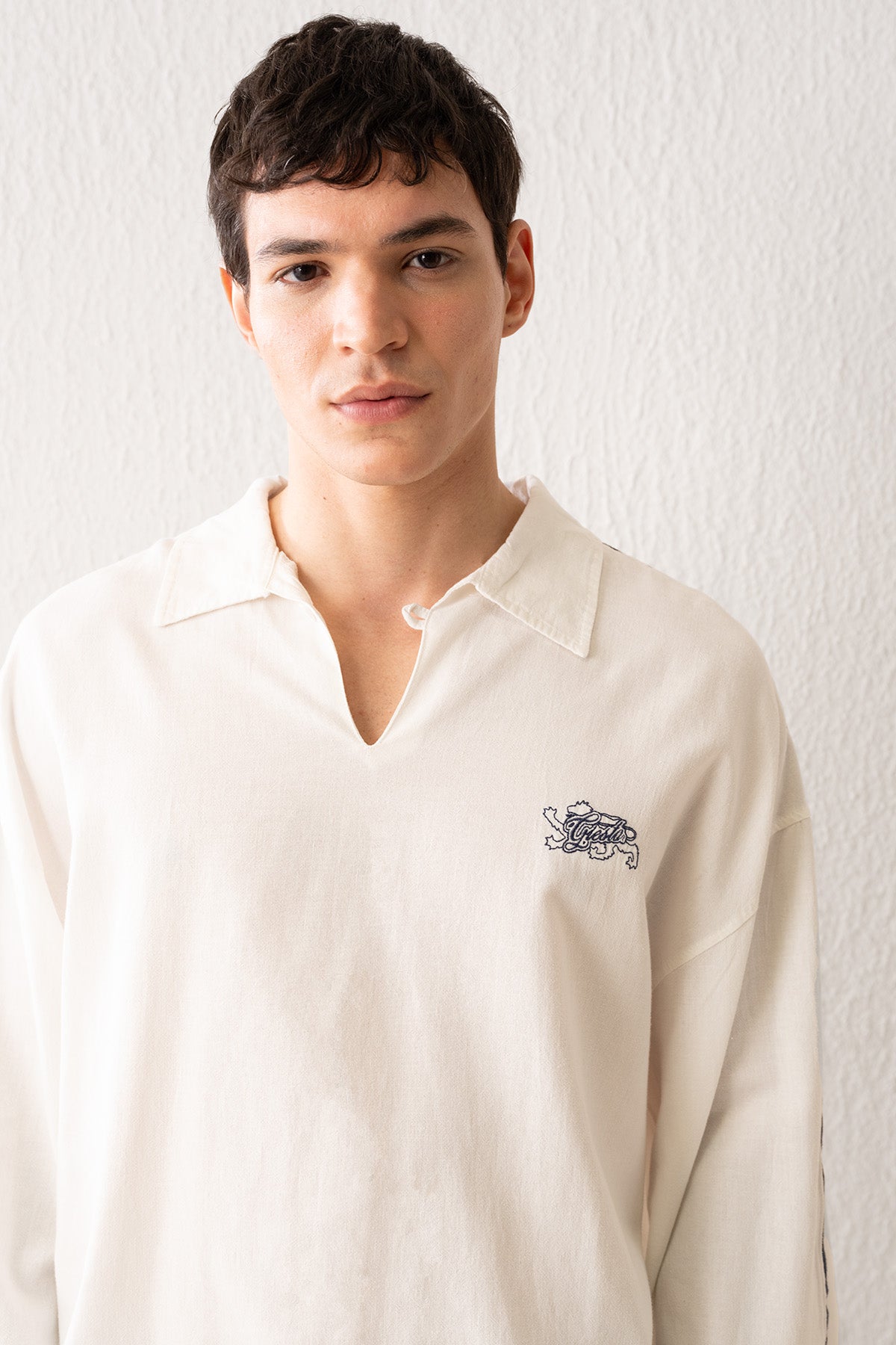 ŞERİT DETAYLI KETEN BEYAZ T-SHIRT