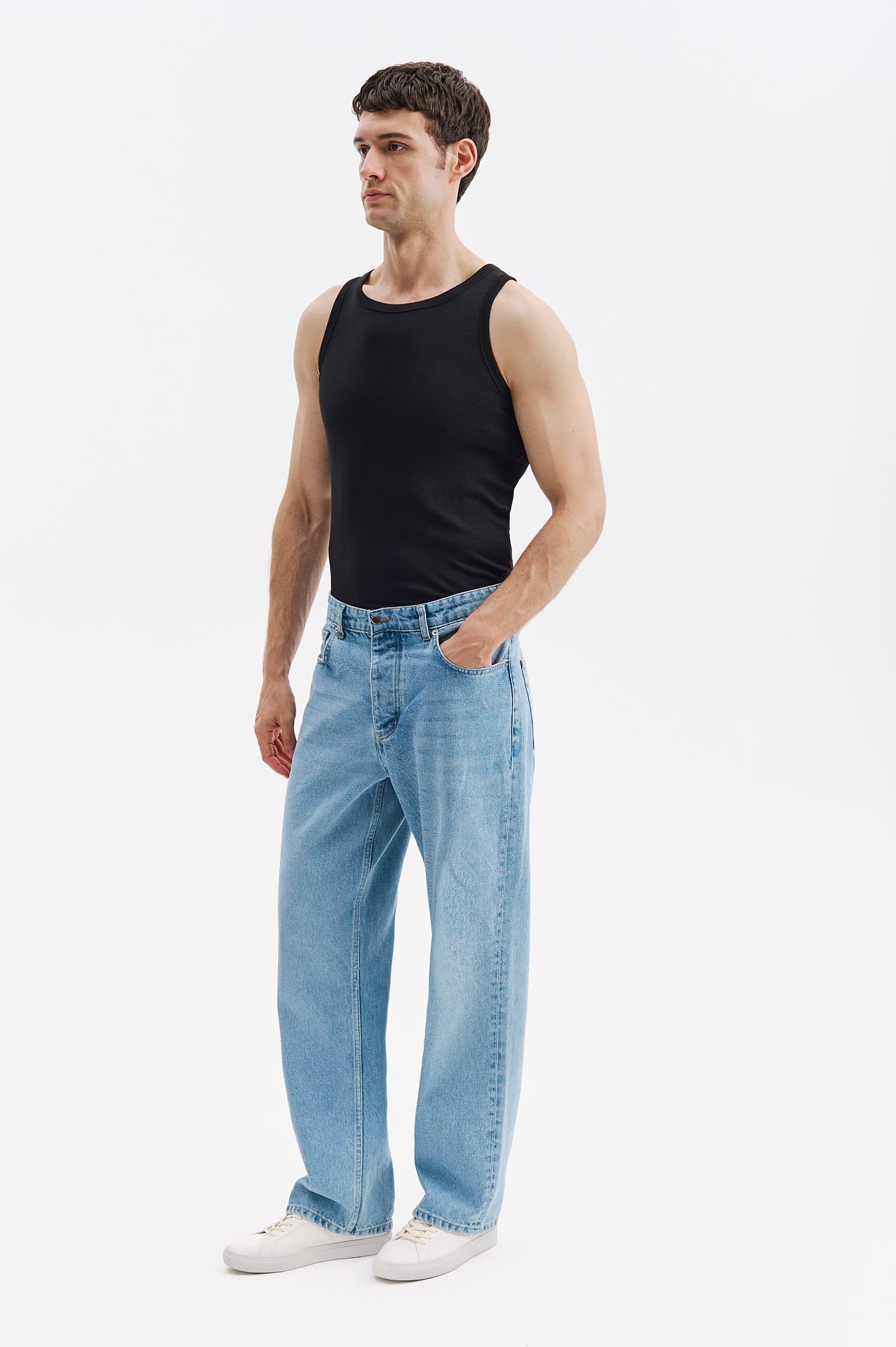 BASIC BLACK SLEEVELESS TOP