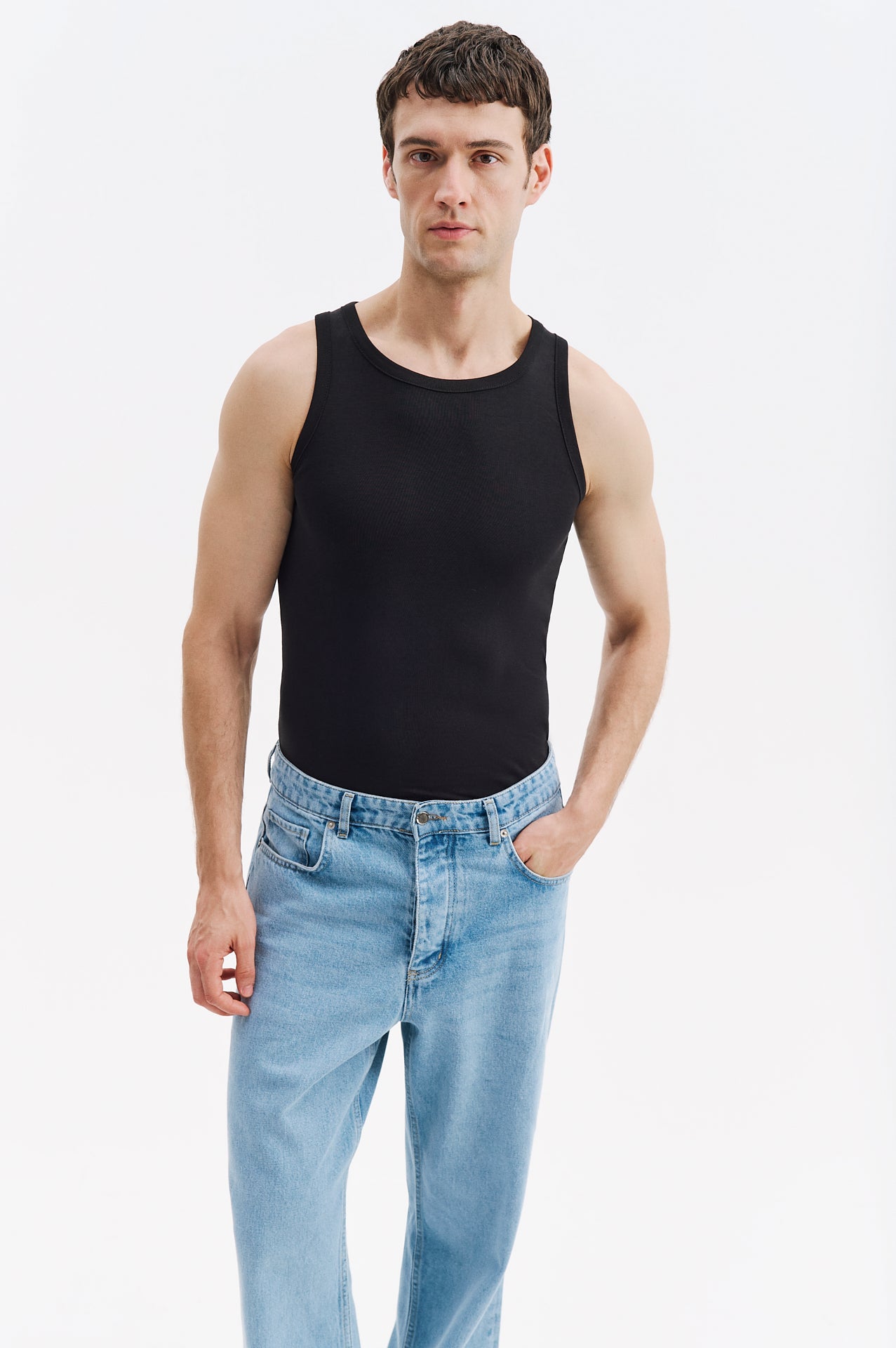 BASIC BLACK SLEEVELESS TOP