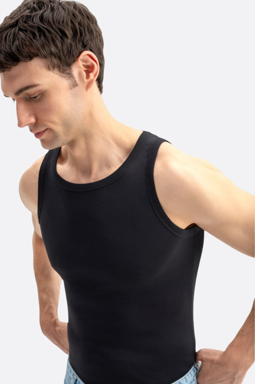 BASIC BLACK SLEEVELESS TOP