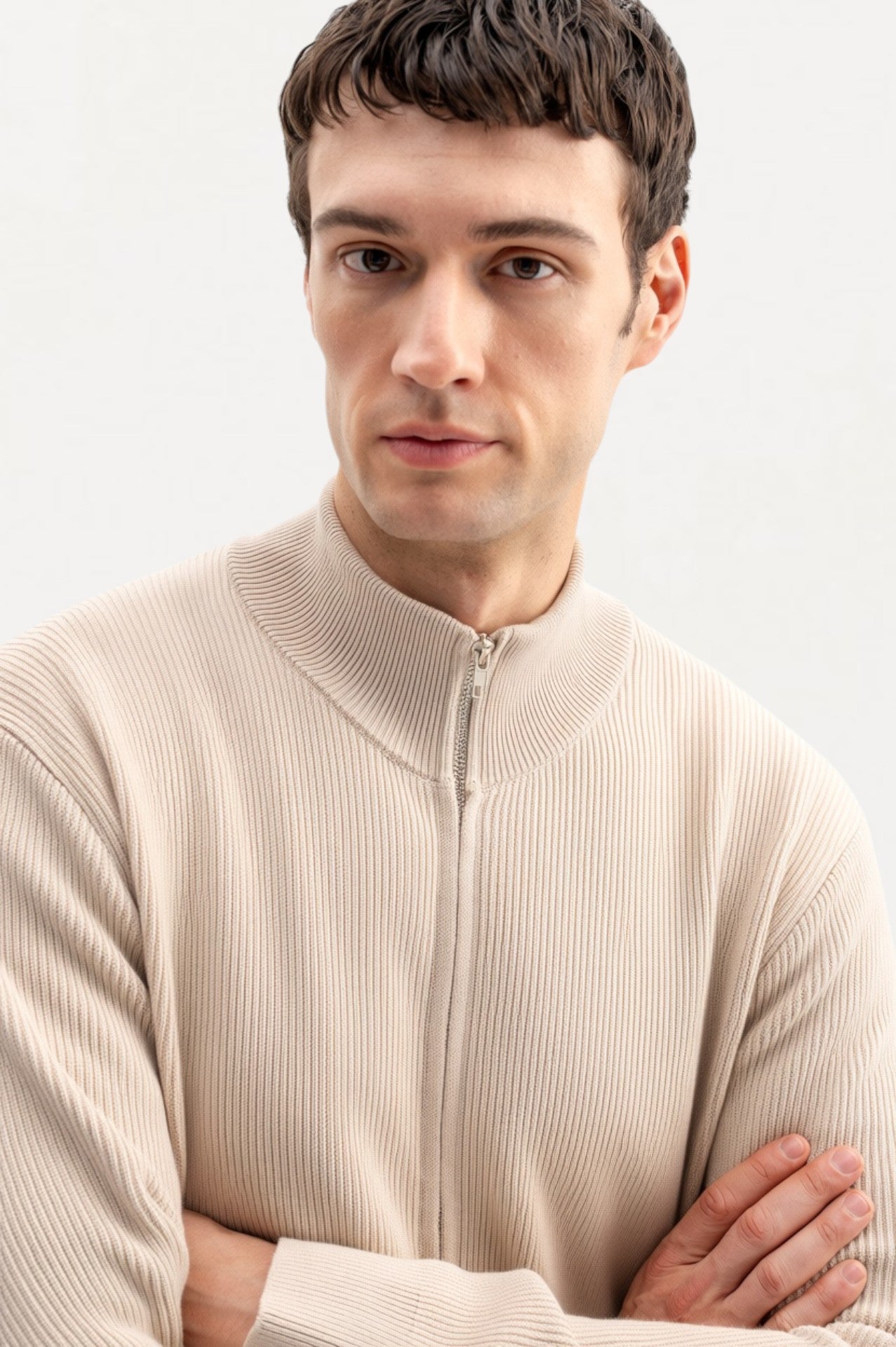 ZIPPED BEIGE KNITTED CARDIGAN