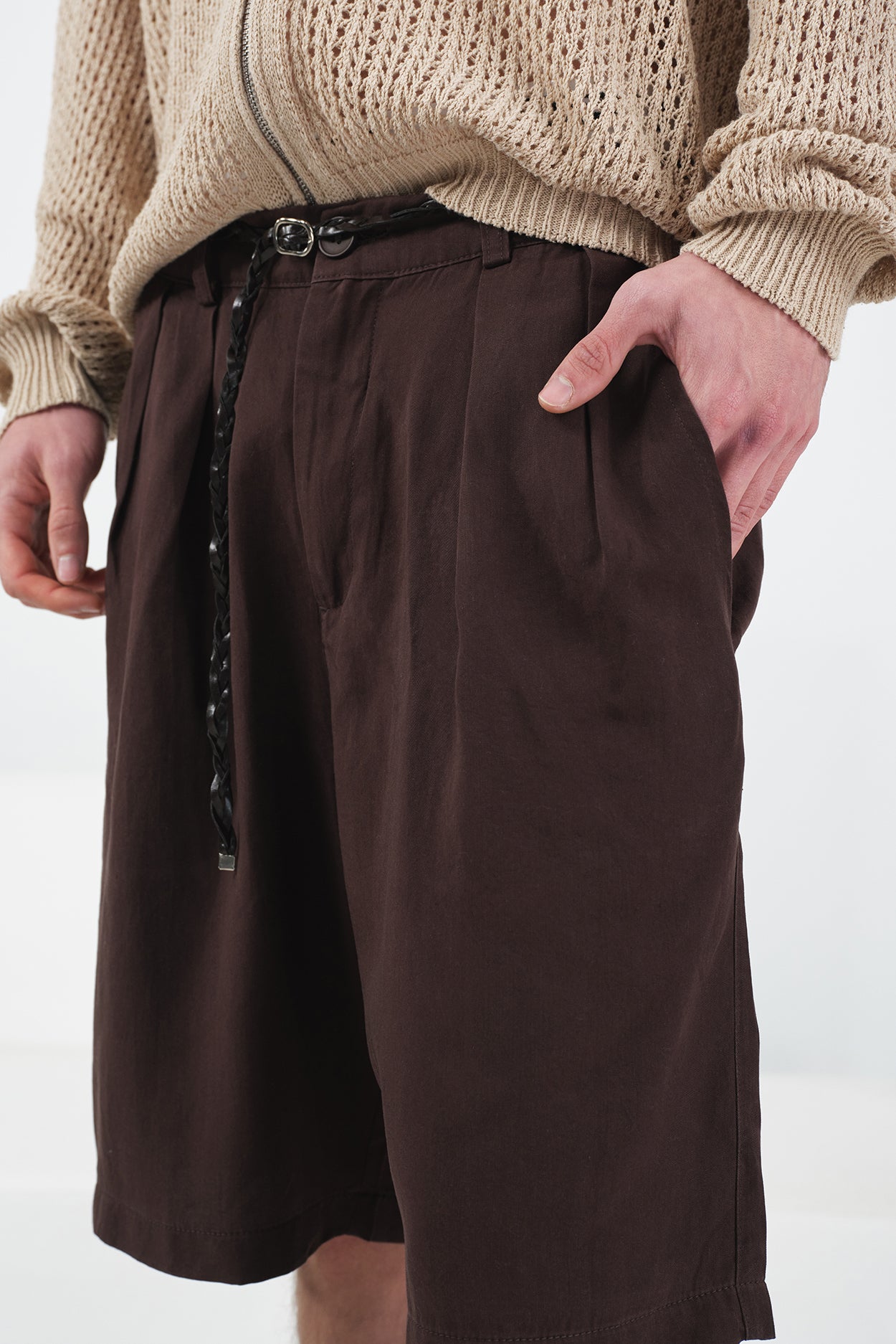 DÖKÜMLÜ KLASİK KAHVERENGİ TENSEL ŞORT