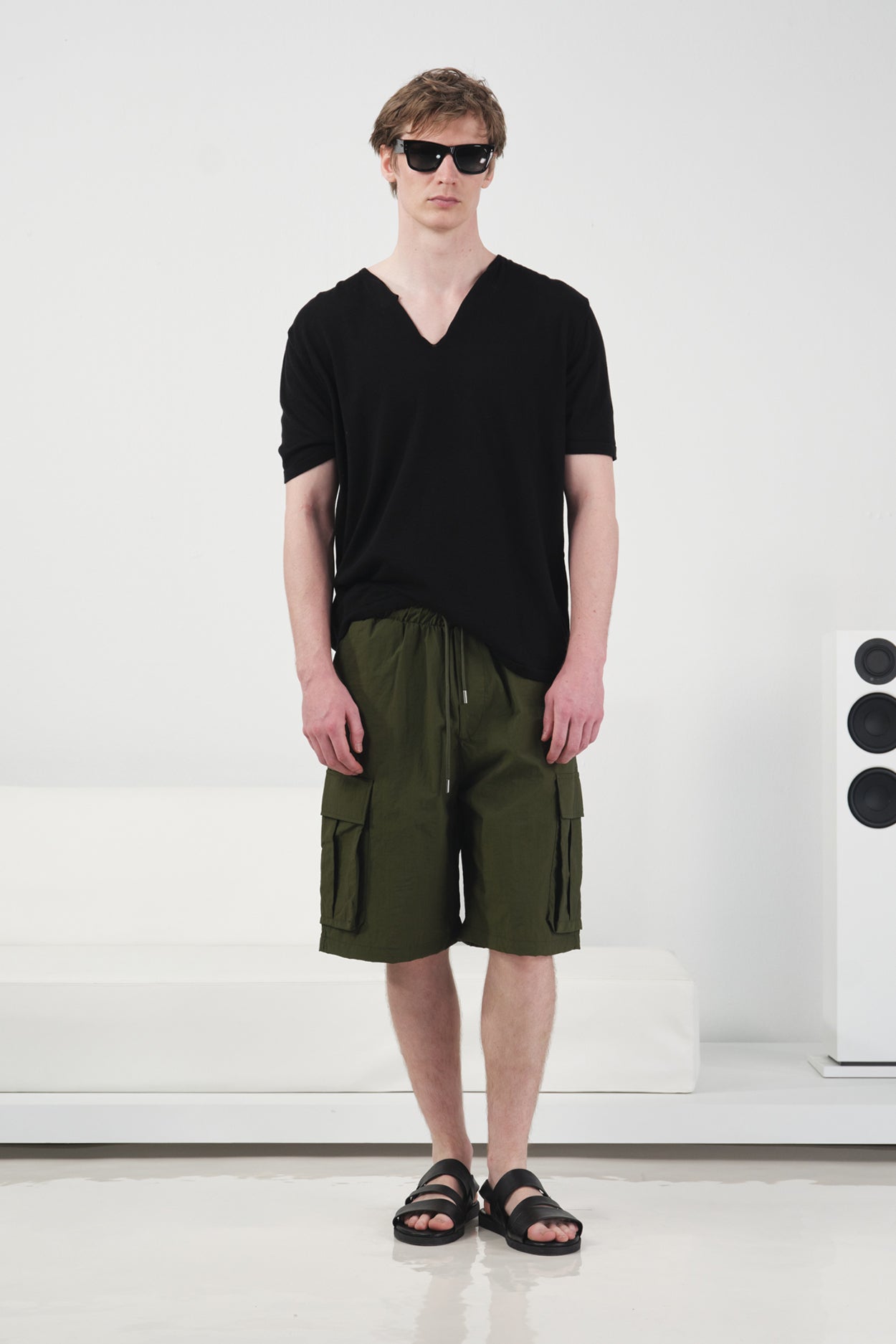 YAKASI BRİTLİ DÖKÜMLÜ SİYAH TRİKO T-SHIRT