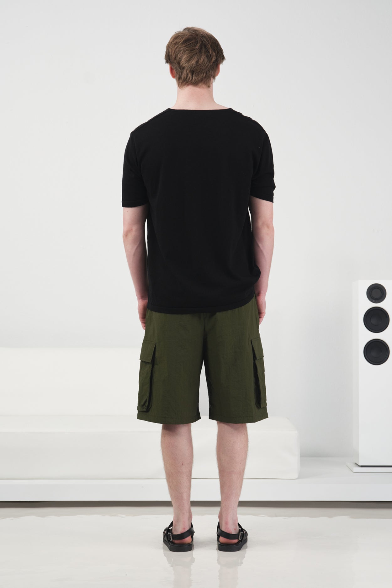 YAKASI BRİTLİ DÖKÜMLÜ SİYAH TRİKO T-SHIRT