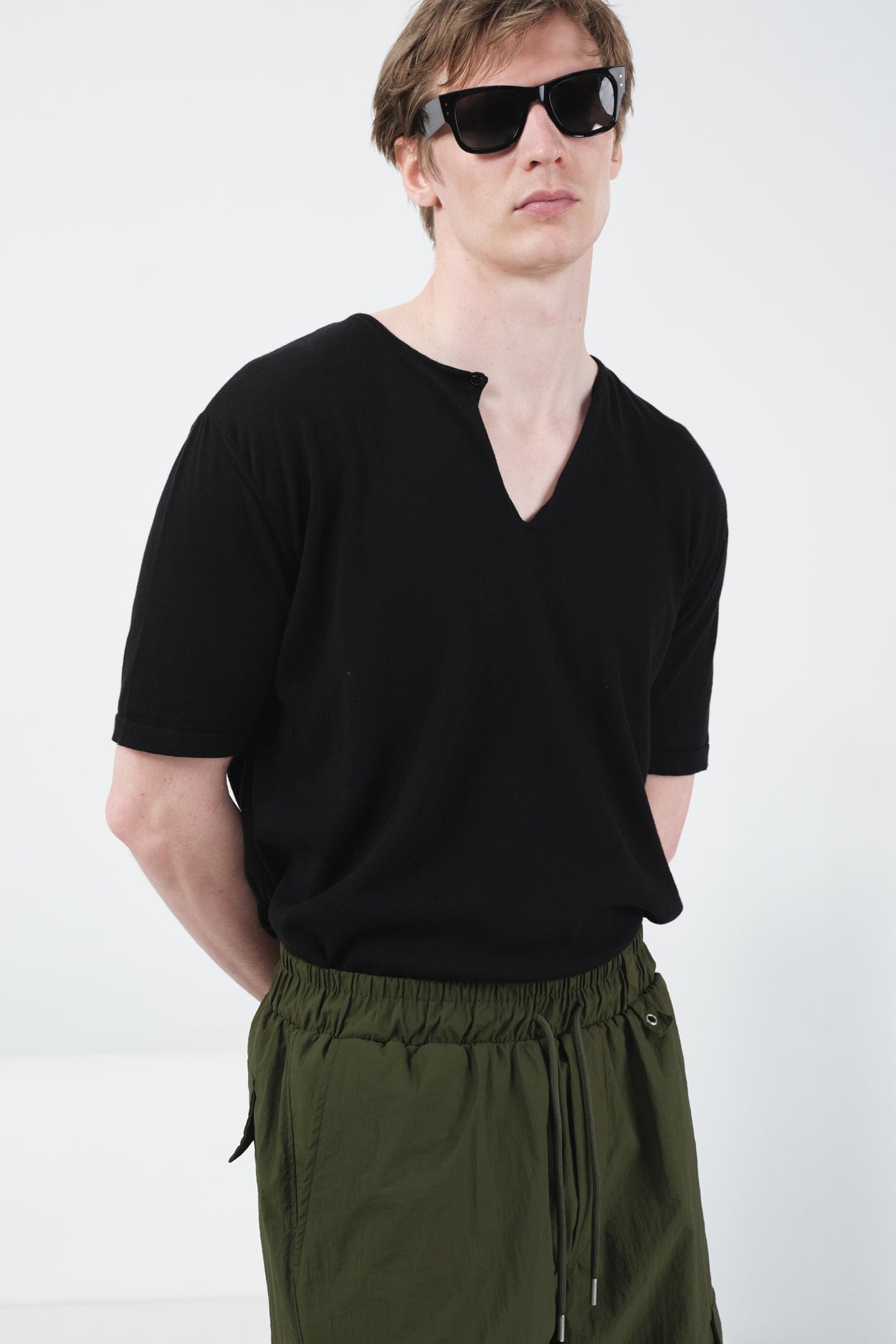 BLACK KNITTED T-SHIRT WITH RIBBED COLLAR
