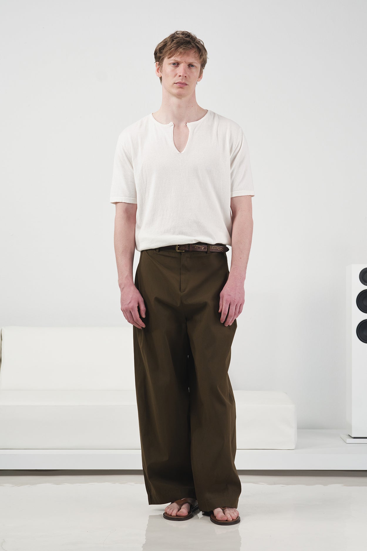 YAKASI BRİTLİ DÖKÜMLÜ EKRU TRİKO T-SHIRT