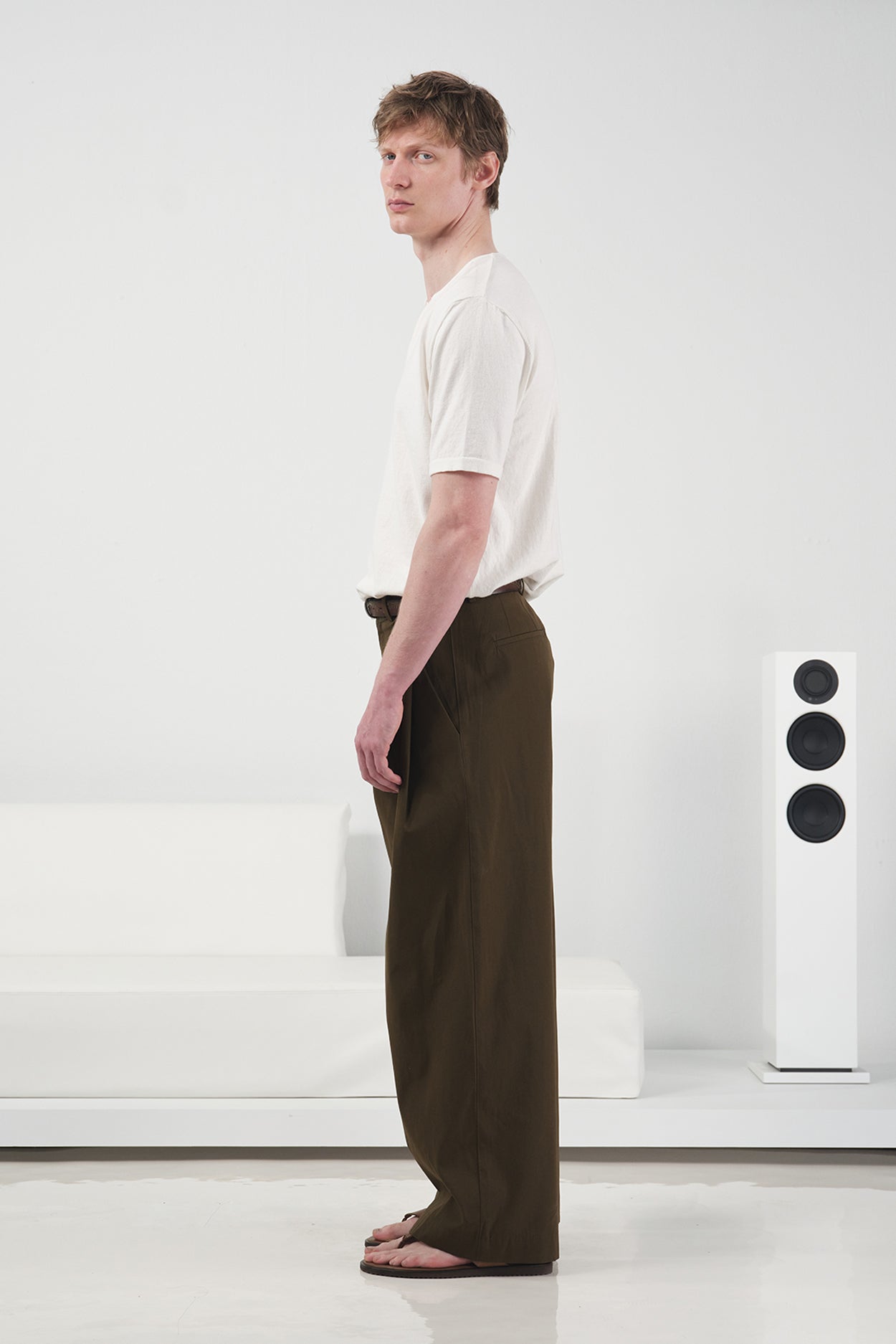 YAKASI BRİTLİ DÖKÜMLÜ EKRU TRİKO T-SHIRT