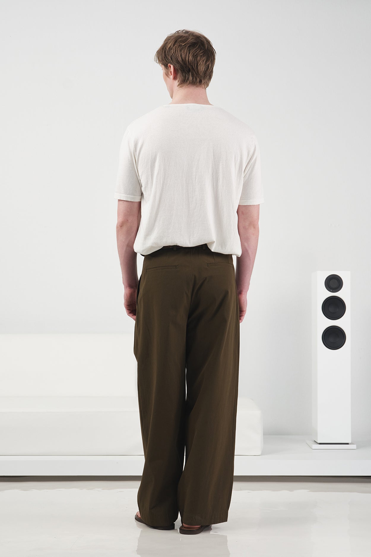 YAKASI BRİTLİ DÖKÜMLÜ EKRU TRİKO T-SHIRT