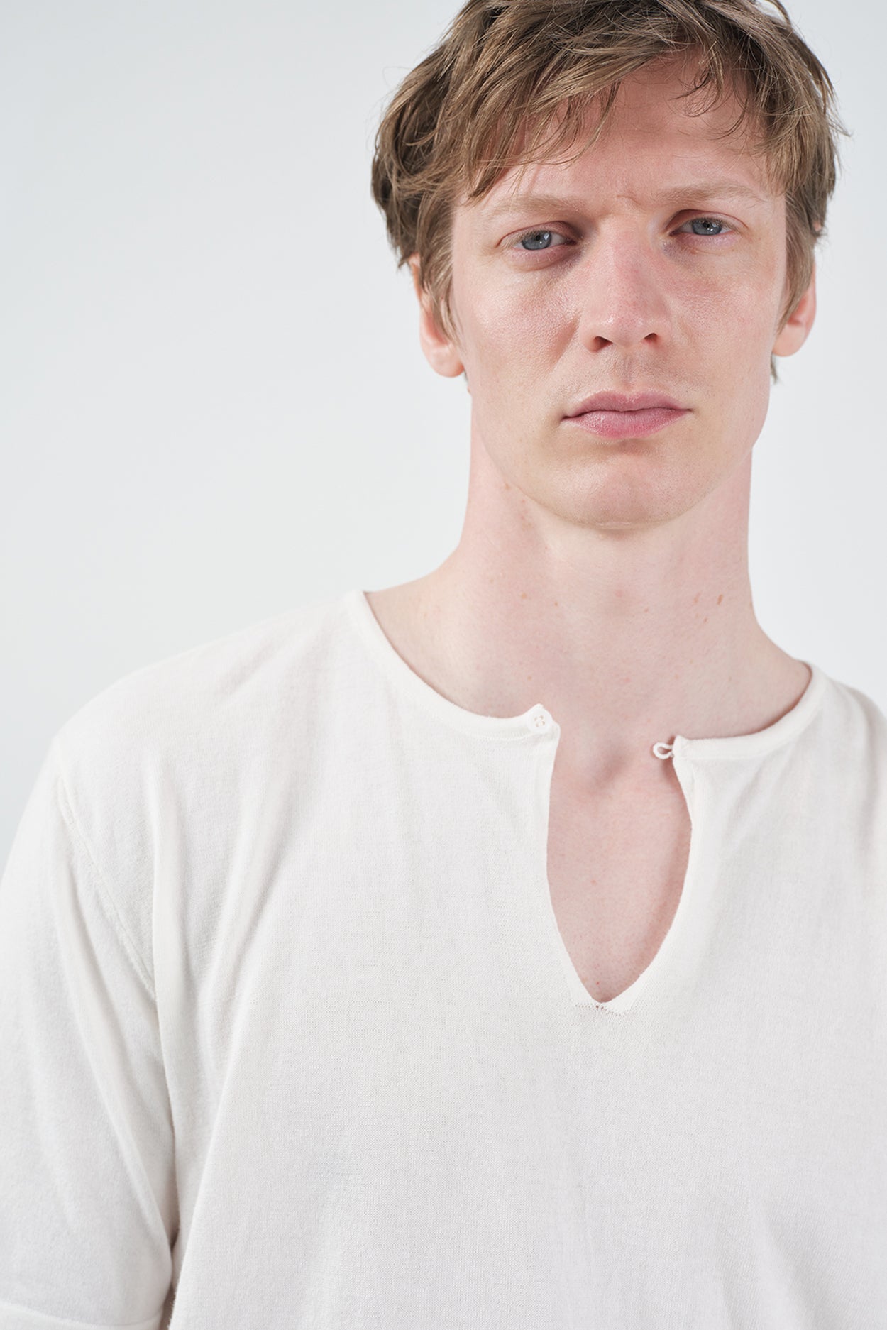 YAKASI BRİTLİ DÖKÜMLÜ EKRU TRİKO T-SHIRT